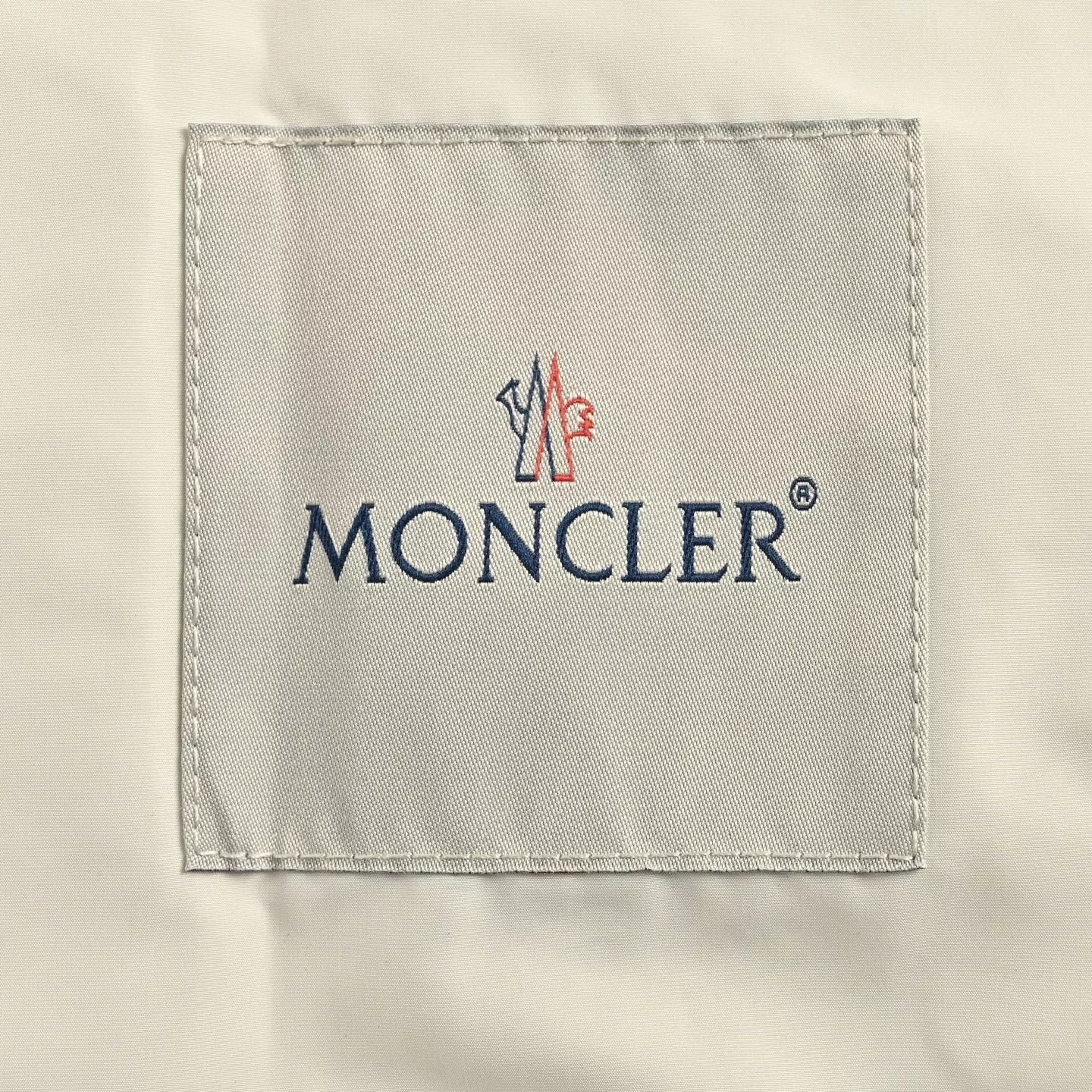 몽클레어 25FW 로고 테이프 나일론 윈드브레이커 후드 재킷 상세 이미지 5