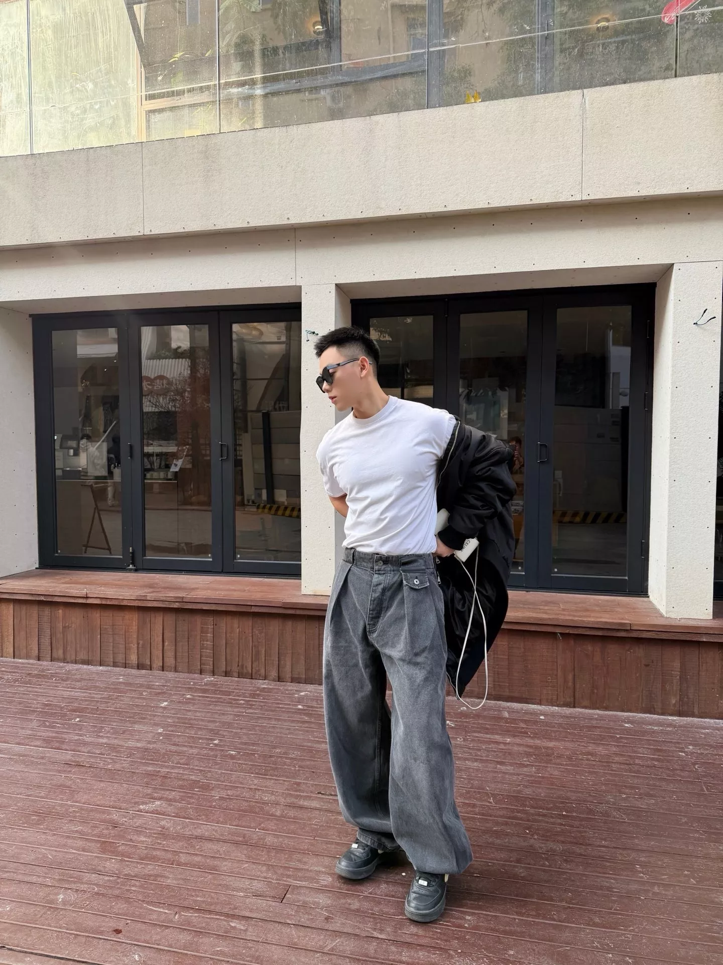 로에베 가죽 패치 디테일 커브드 데님 팬츠 상세 이미지 13