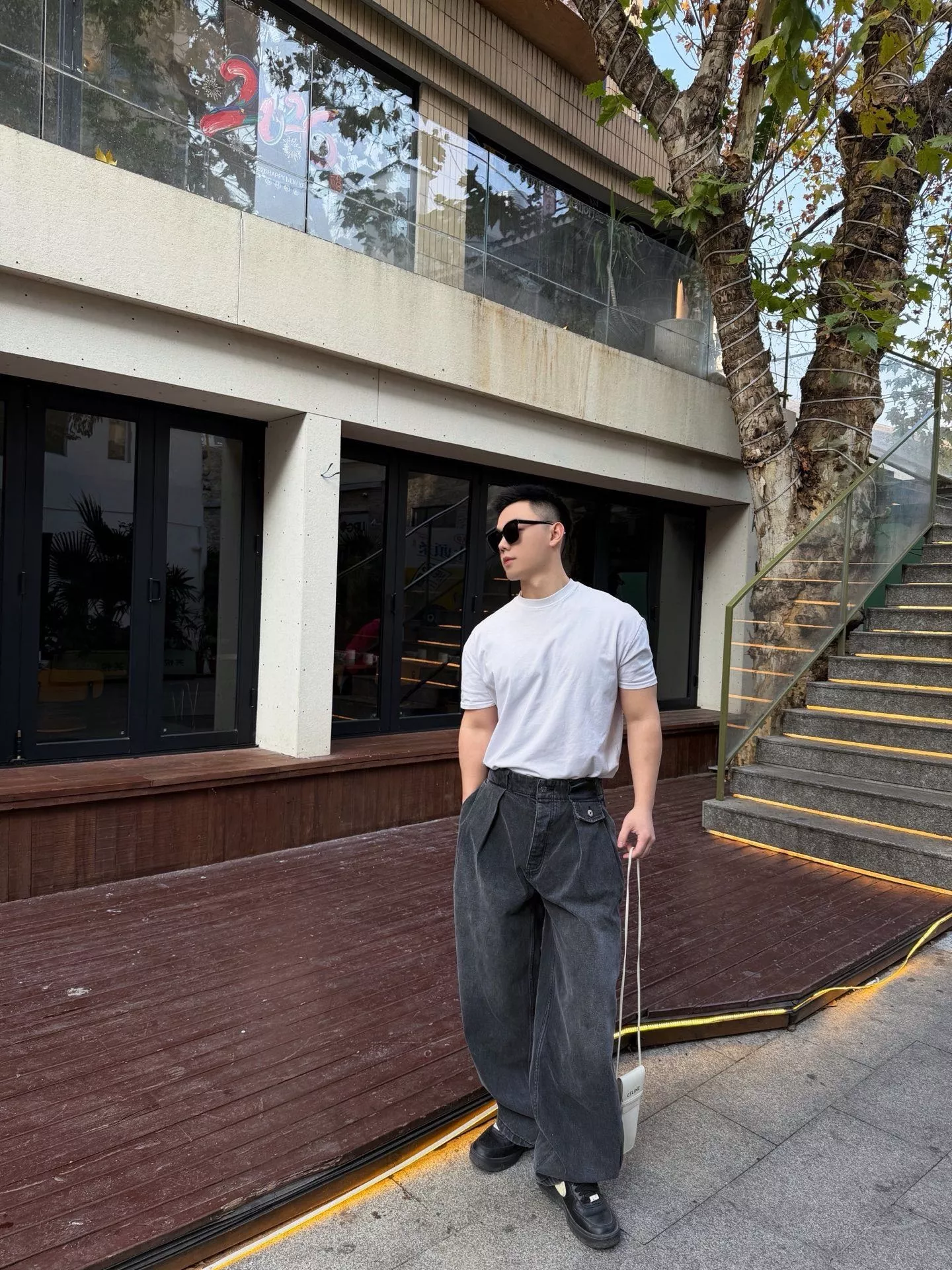 로에베 가죽 패치 디테일 커브드 데님 팬츠 상세 이미지 11