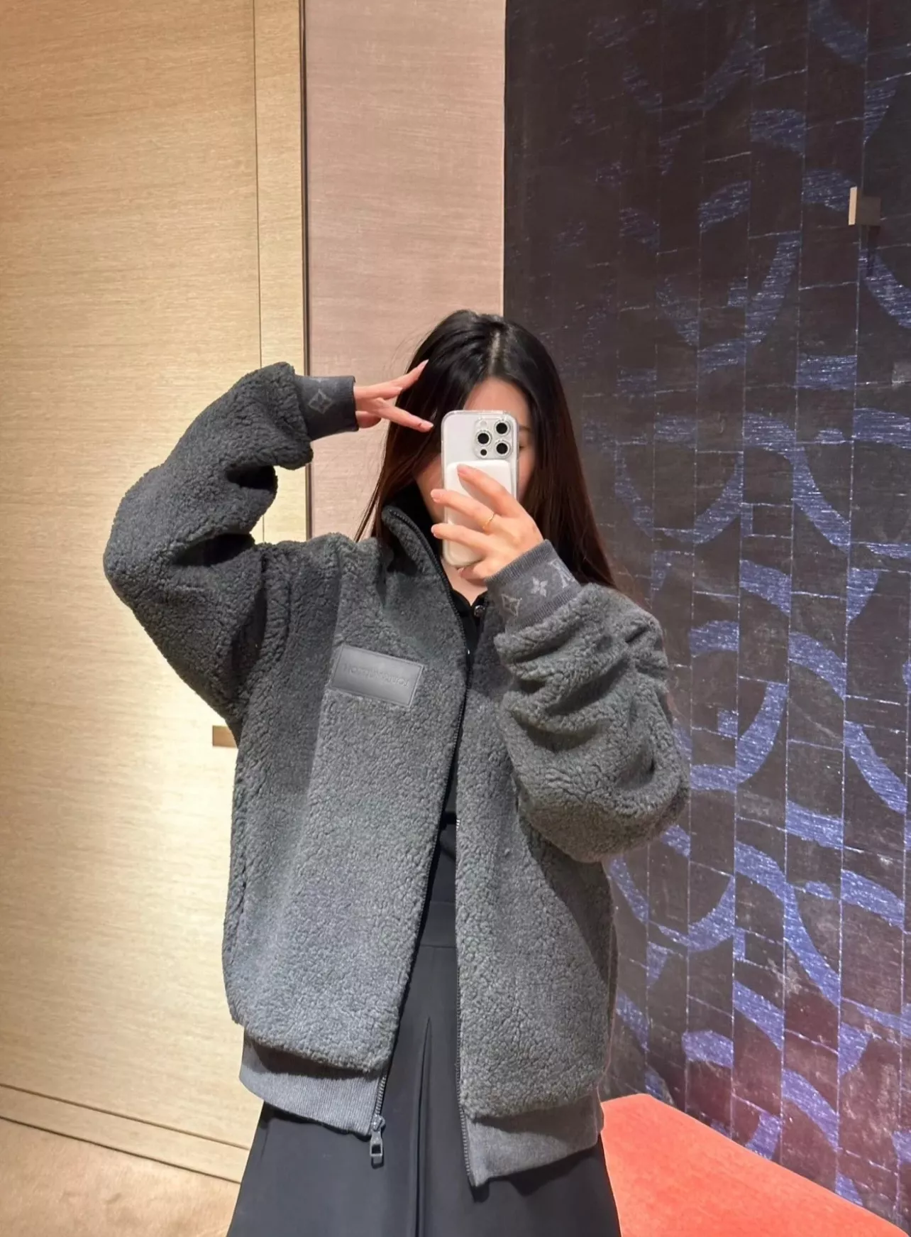 루이비통 24FW 가죽 패치 양털 뽀글이 하이넥 집업 재킷 상세 이미지 15