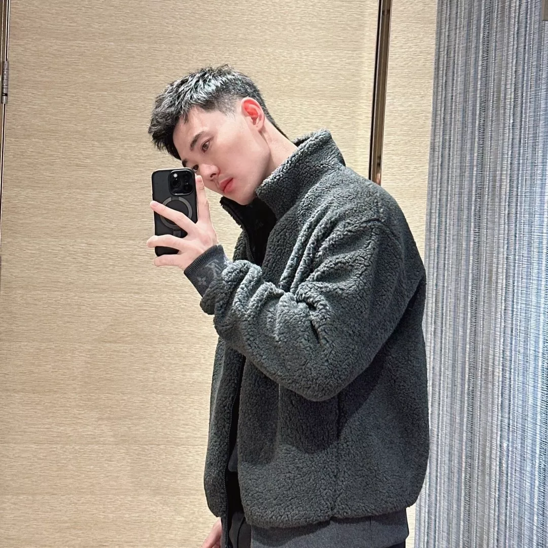 루이비통 24FW 가죽 패치 양털 뽀글이 하이넥 집업 재킷 상세 이미지 14