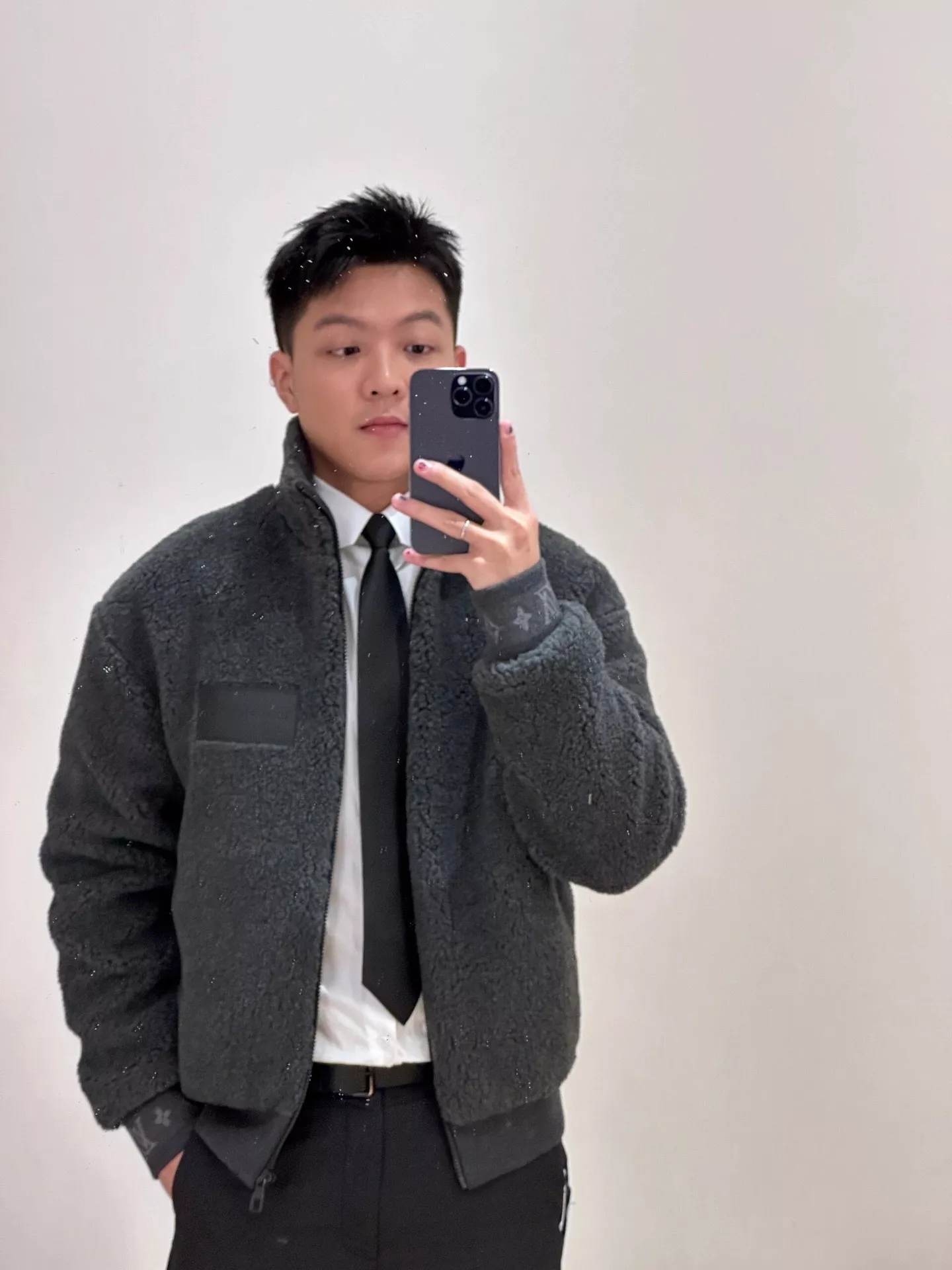루이비통 24FW 가죽 패치 양털 뽀글이 하이넥 집업 재킷 상세 이미지 19