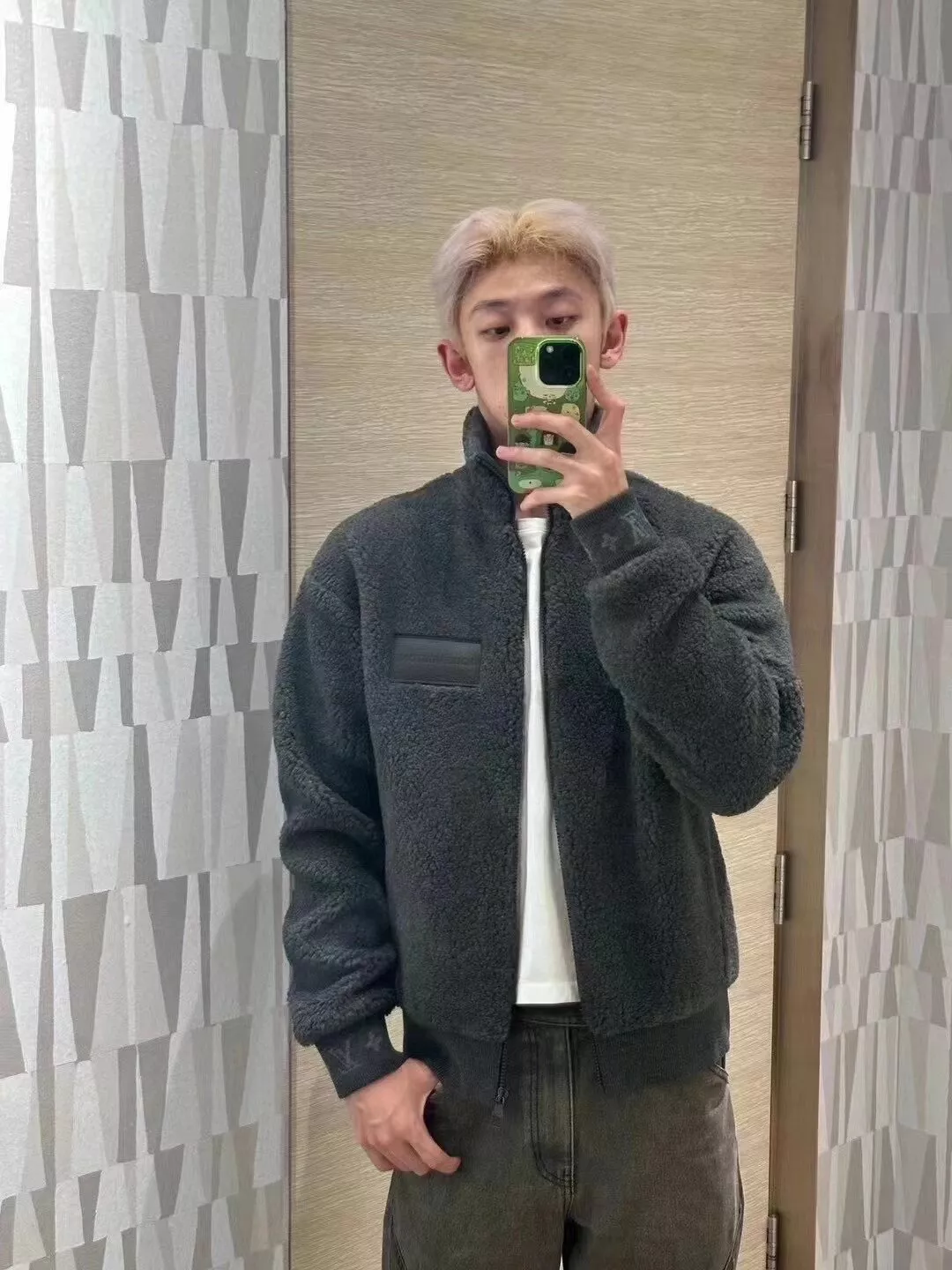 루이비통 24FW 가죽 패치 양털 뽀글이 하이넥 집업 재킷 상세 이미지 18