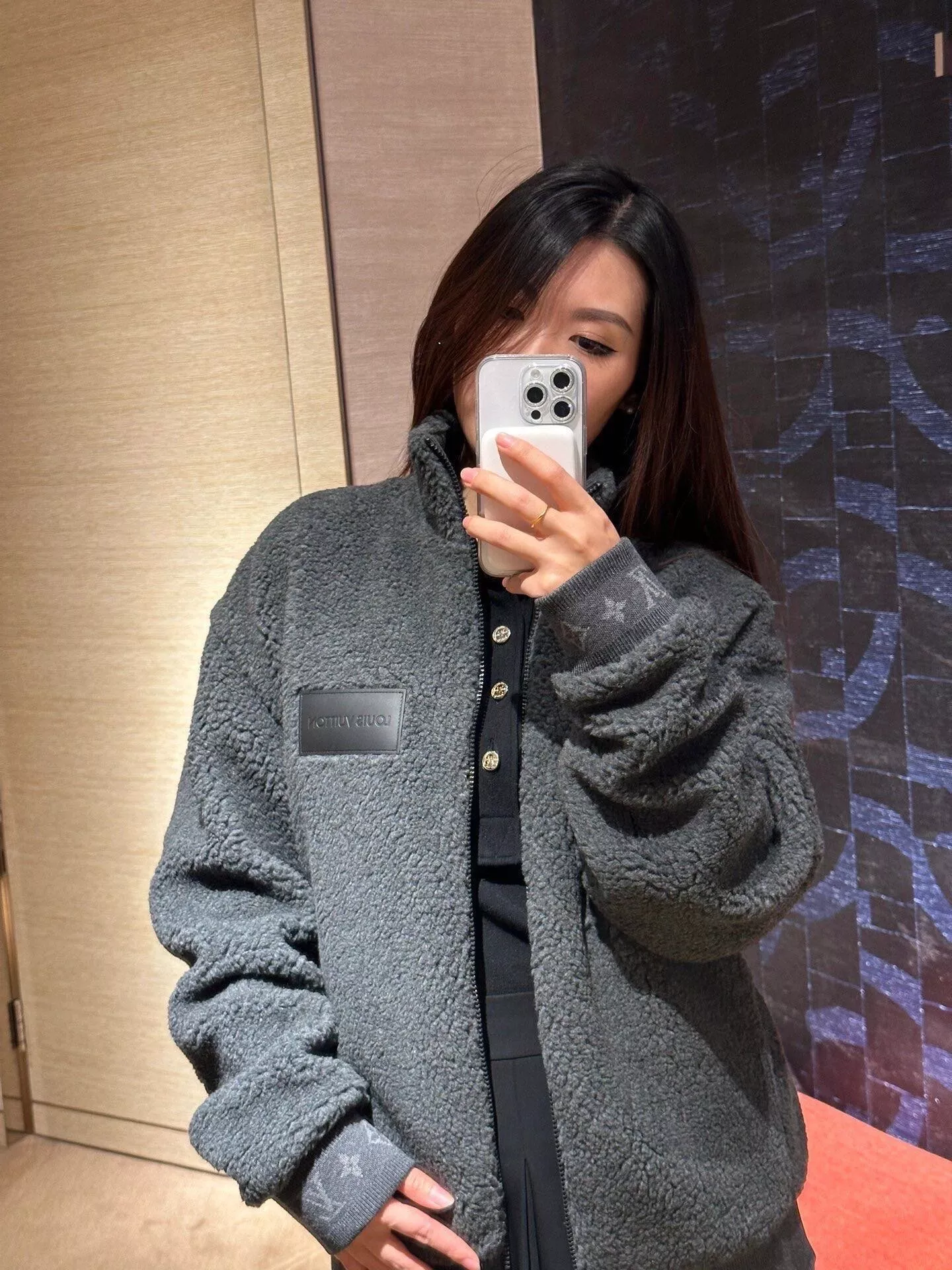 루이비통 24FW 가죽 패치 양털 뽀글이 하이넥 집업 재킷 상세 이미지 17