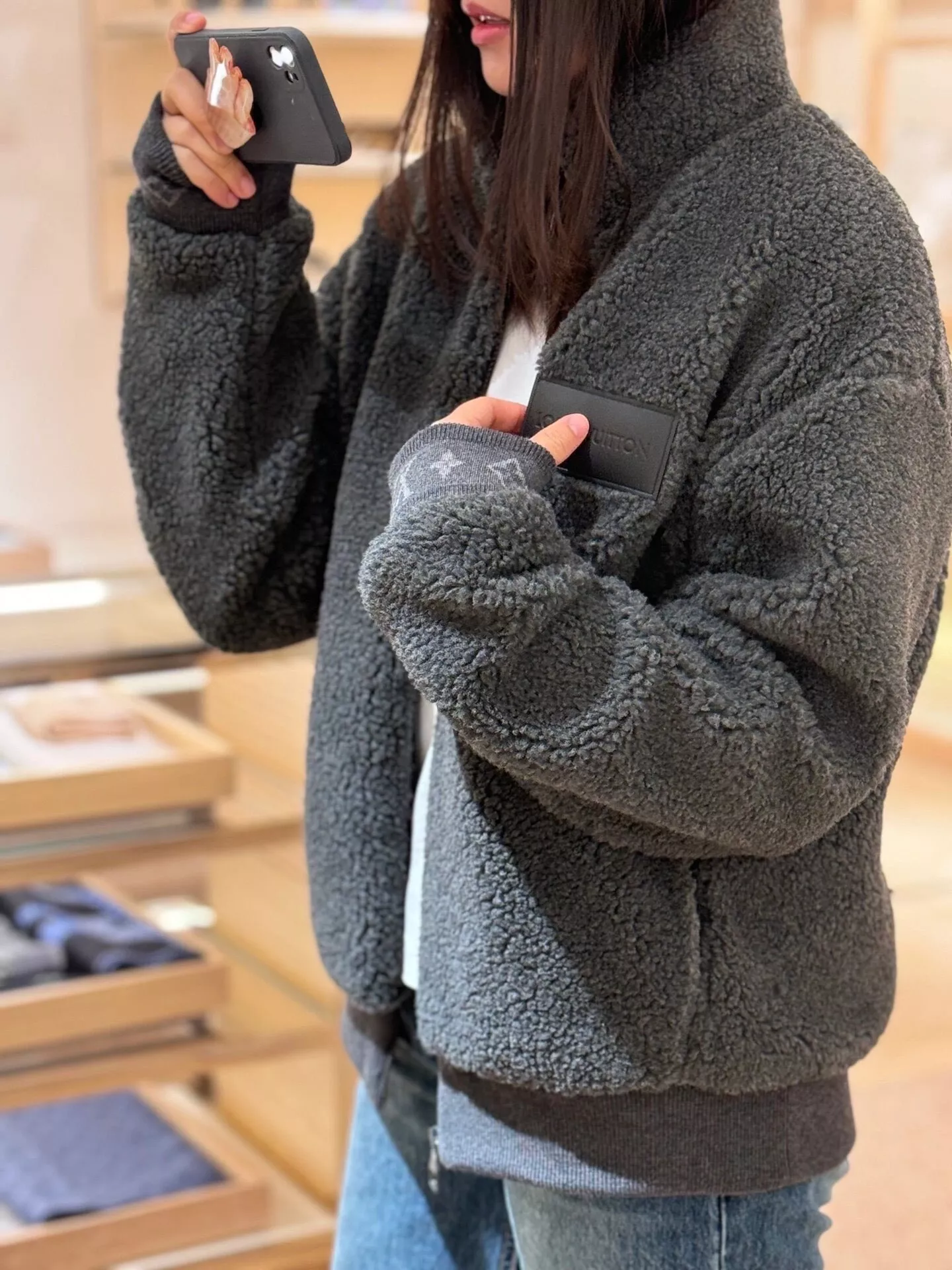 루이비통 24FW 가죽 패치 양털 뽀글이 하이넥 집업 재킷 상세 이미지 16