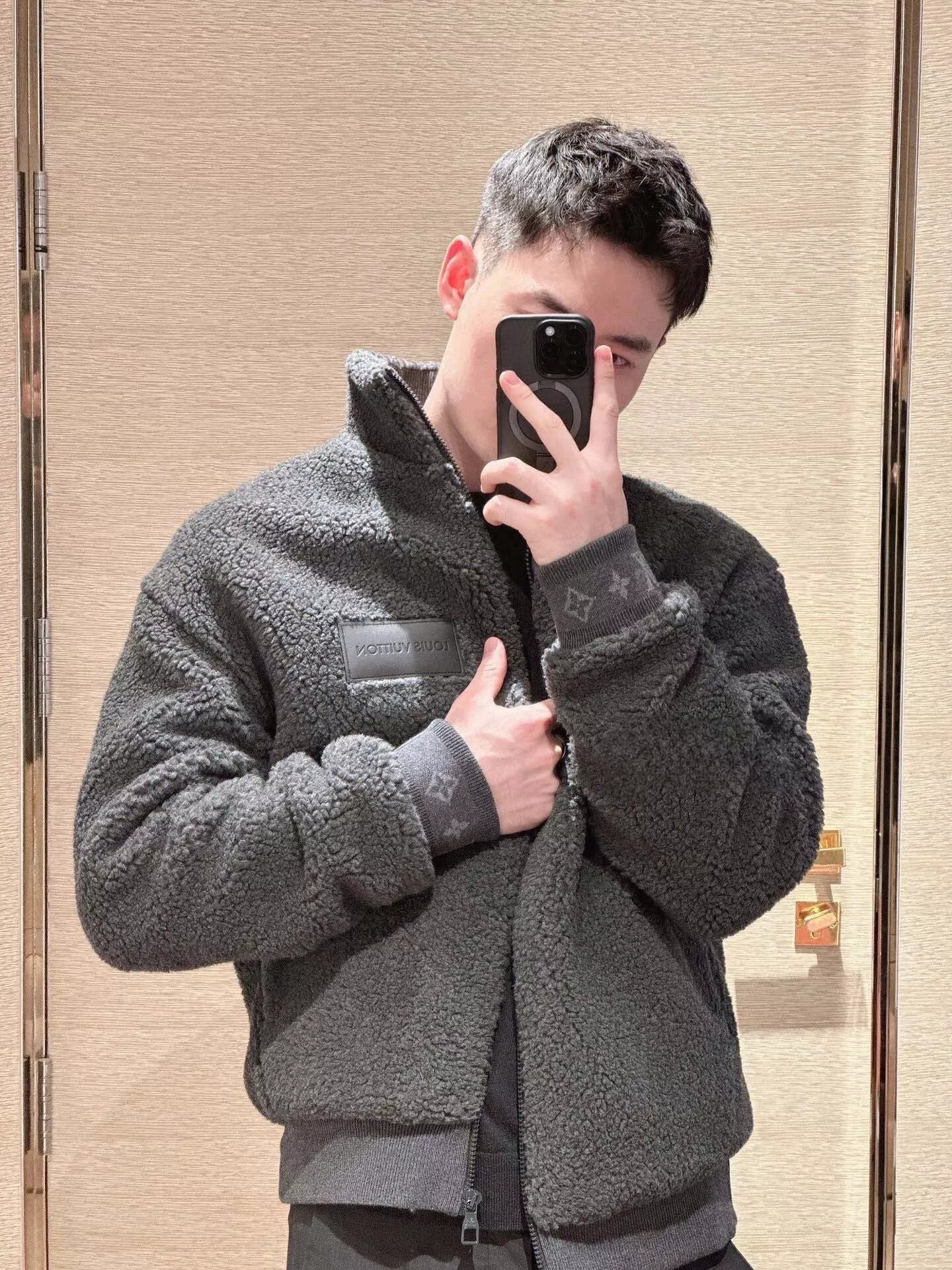 루이비통 24FW 가죽 패치 양털 뽀글이 하이넥 집업 재킷 상세 이미지 13