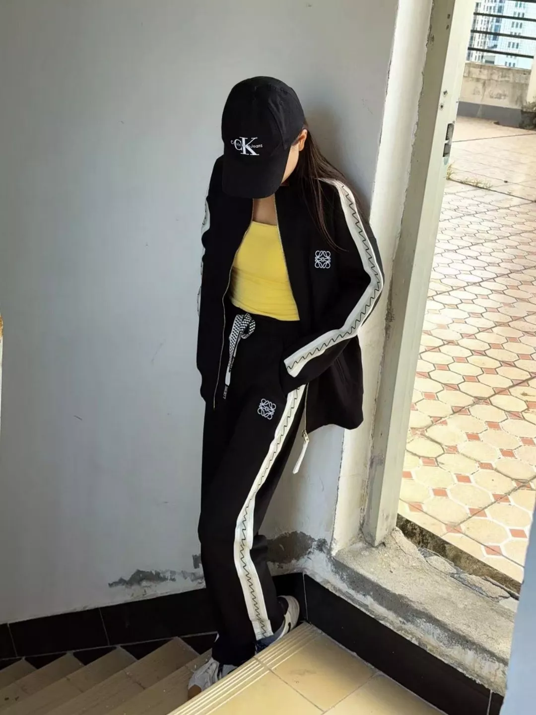 로에베 25FW 스티치 디테일 테이프 패치 로고 자수 팬츠 상세 이미지 18