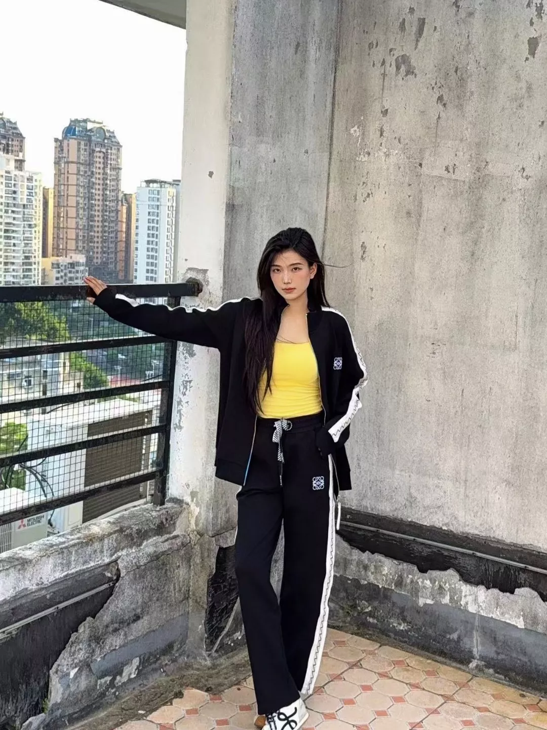 로에베 25FW 스티치 디테일 테이프 패치 로고 자수 팬츠 상세 이미지 13