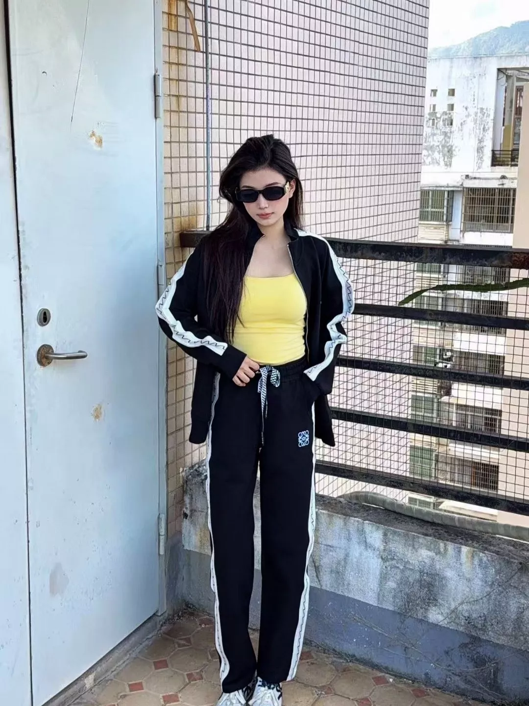 로에베 25FW 스티치 디테일 테이프 패치 로고 자수 팬츠 상세 이미지 15