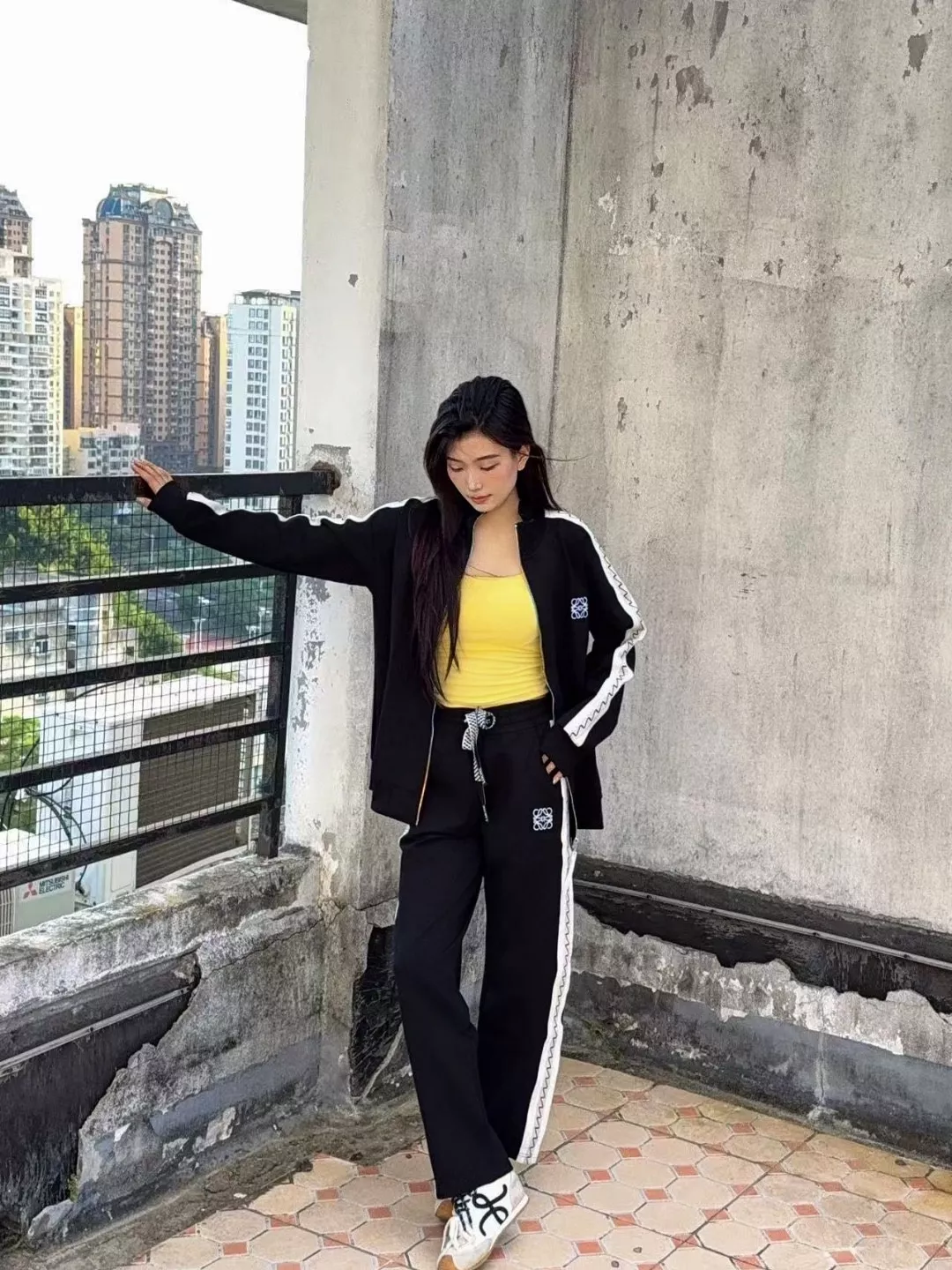 로에베 25FW 스티치 디테일 테이프 패치 로고 자수 팬츠 상세 이미지 14