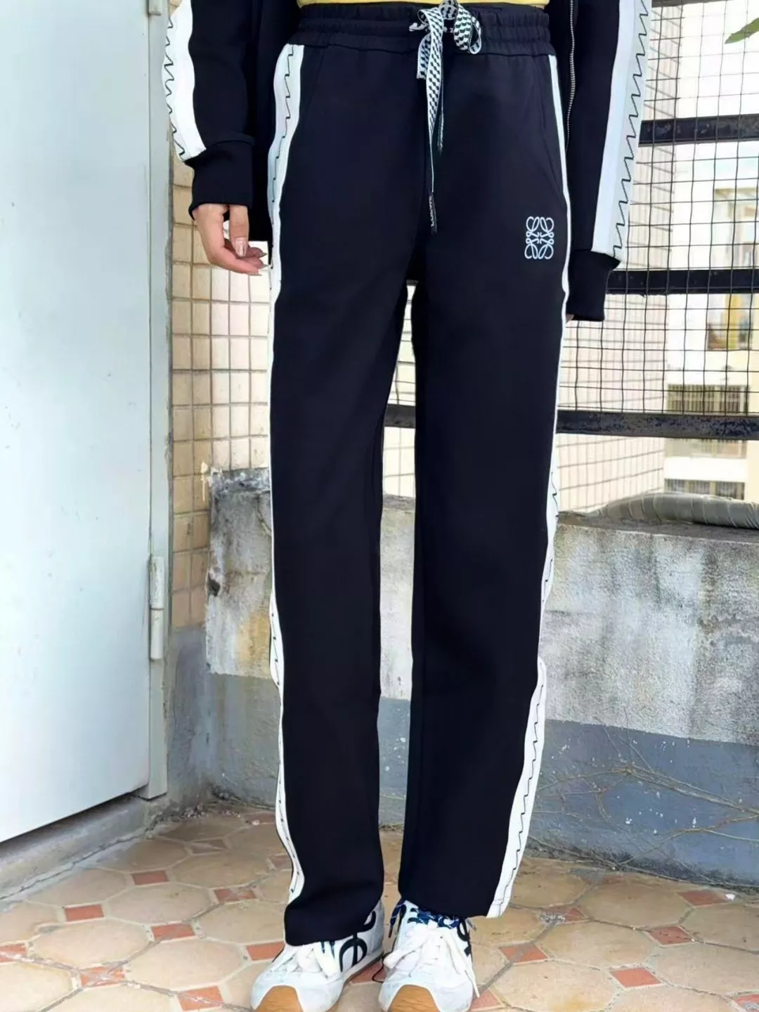 로에베 25FW 스티치 디테일 테이프 패치 로고 자수 팬츠 상세 이미지 12