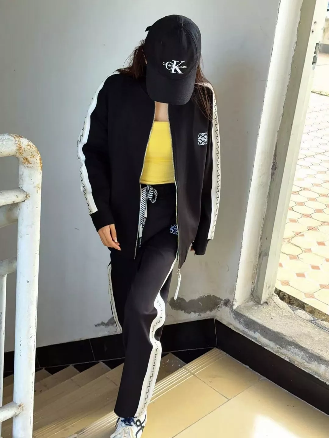 로에베 25FW 스티치 디테일 테이프 패치 로고 자수 팬츠 상세 이미지 16