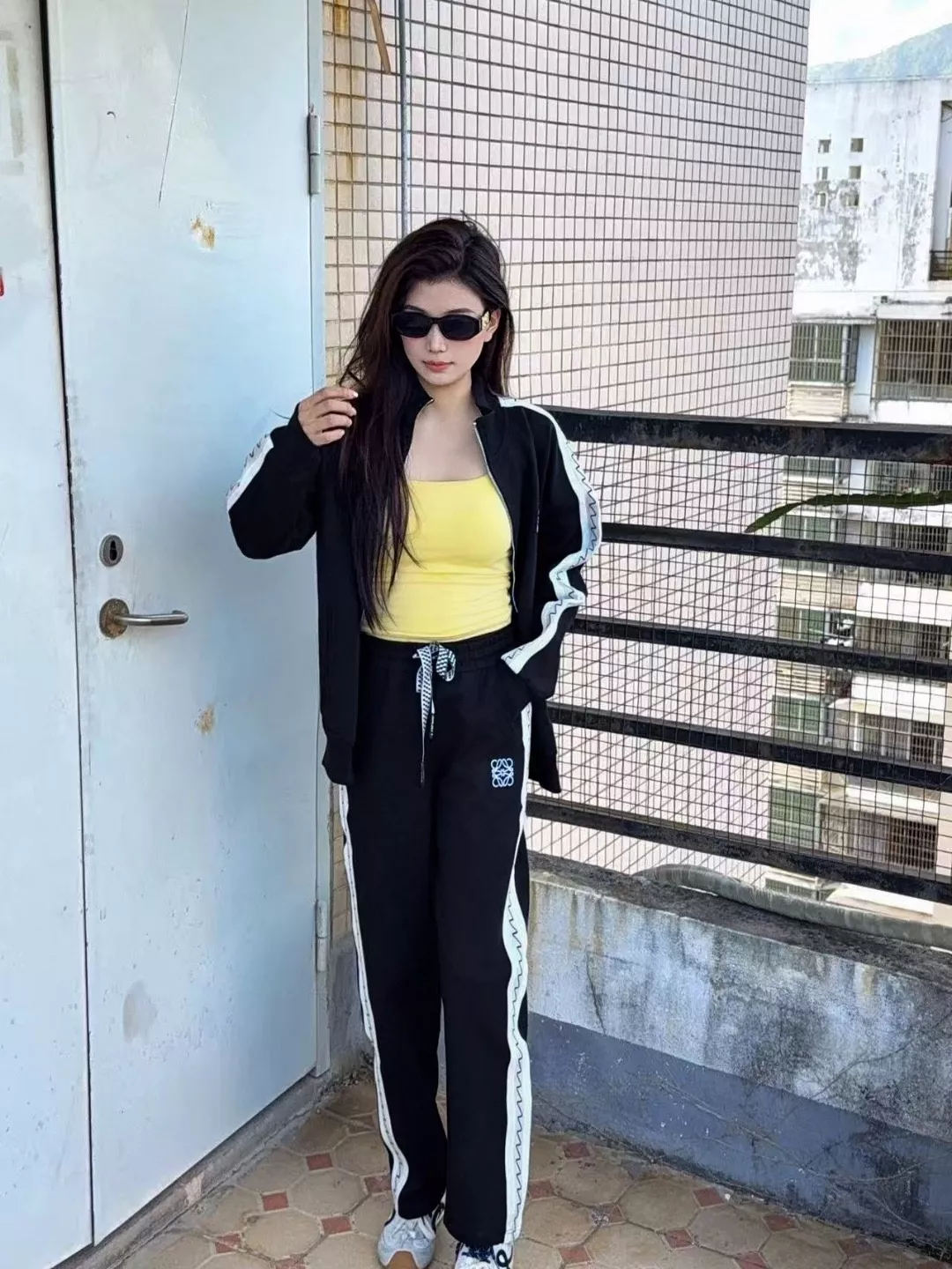 로에베 25FW 스티치 디테일 테이프 패치 로고 자수 팬츠 상세 이미지 17
