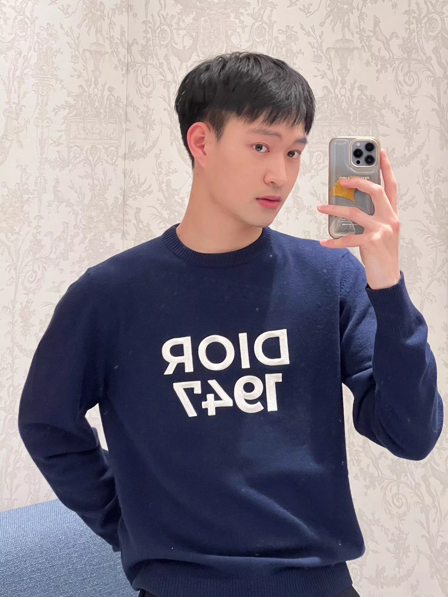 디올 1947 로고 자수 라운드넥 니트 상세 이미지 15
