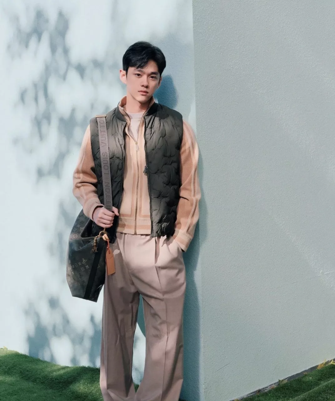 루이비통 25FW 옐로우 화이트 배색 자카드 하이넥 집업 재킷 상세 이미지 11