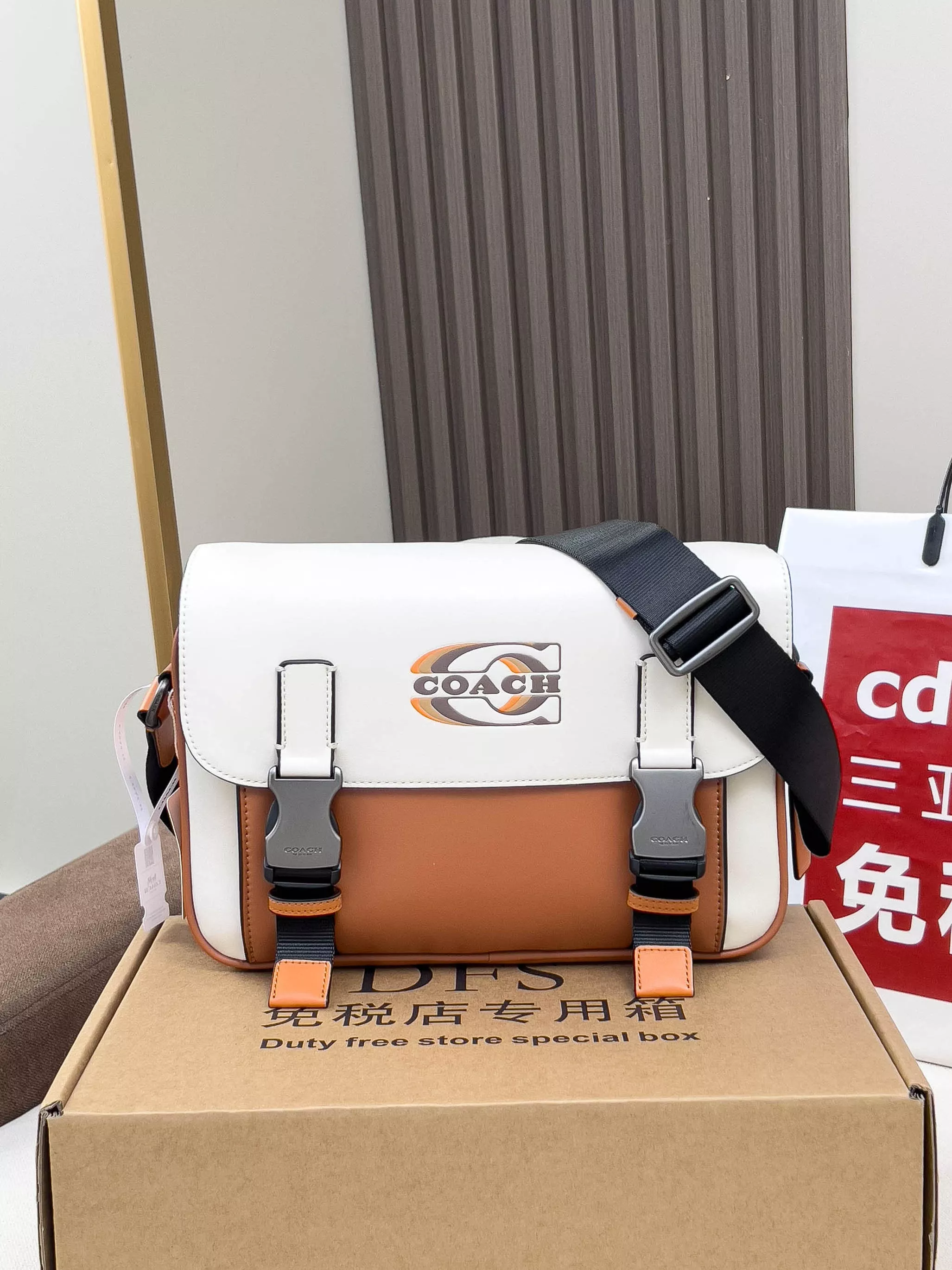 코치 트랙 플랩 버클 메신저백 상세 이미지 4