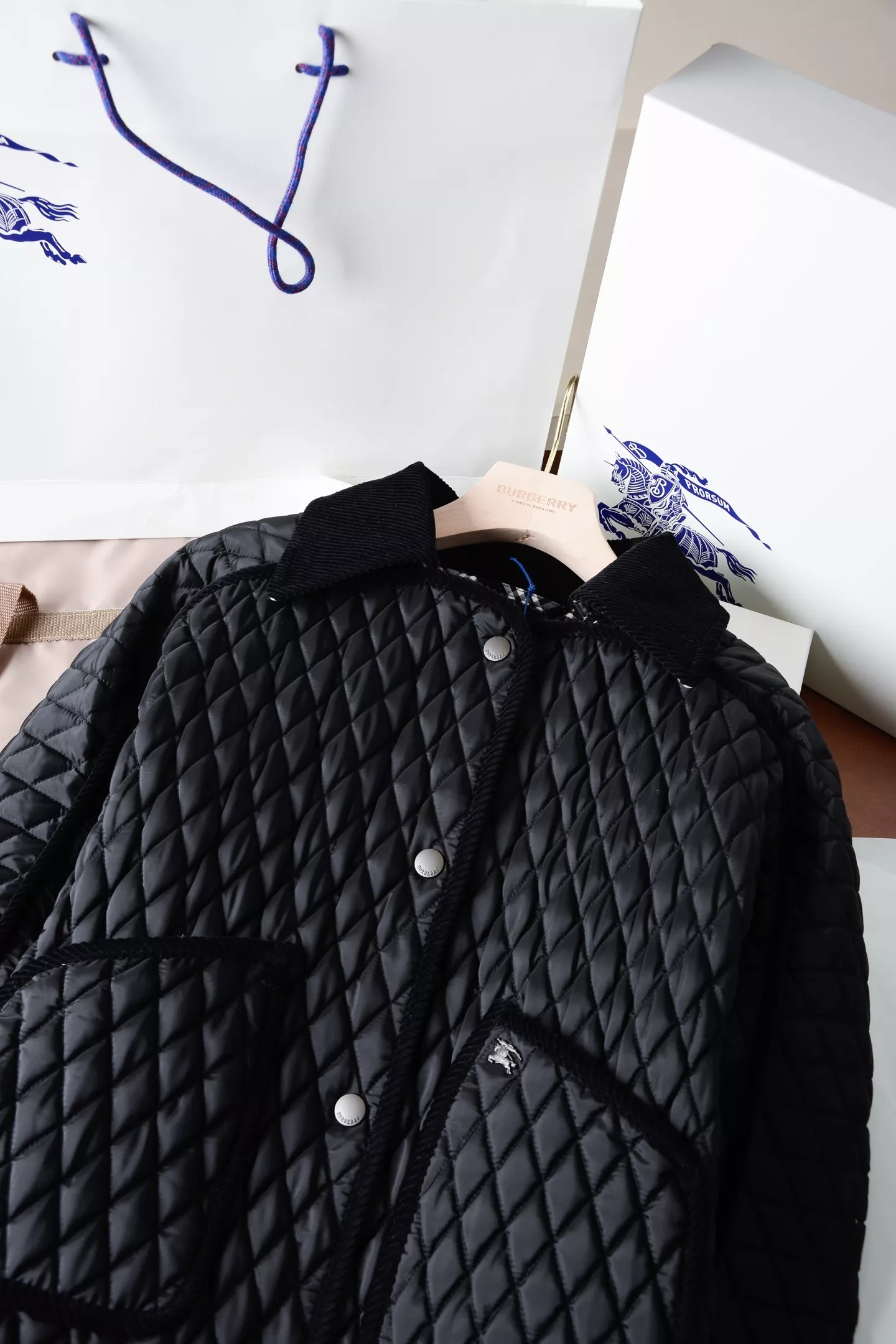버버리 플로리스톤 여성 숏 퀼팅 나일론 패딩 재킷 상세 이미지 80
