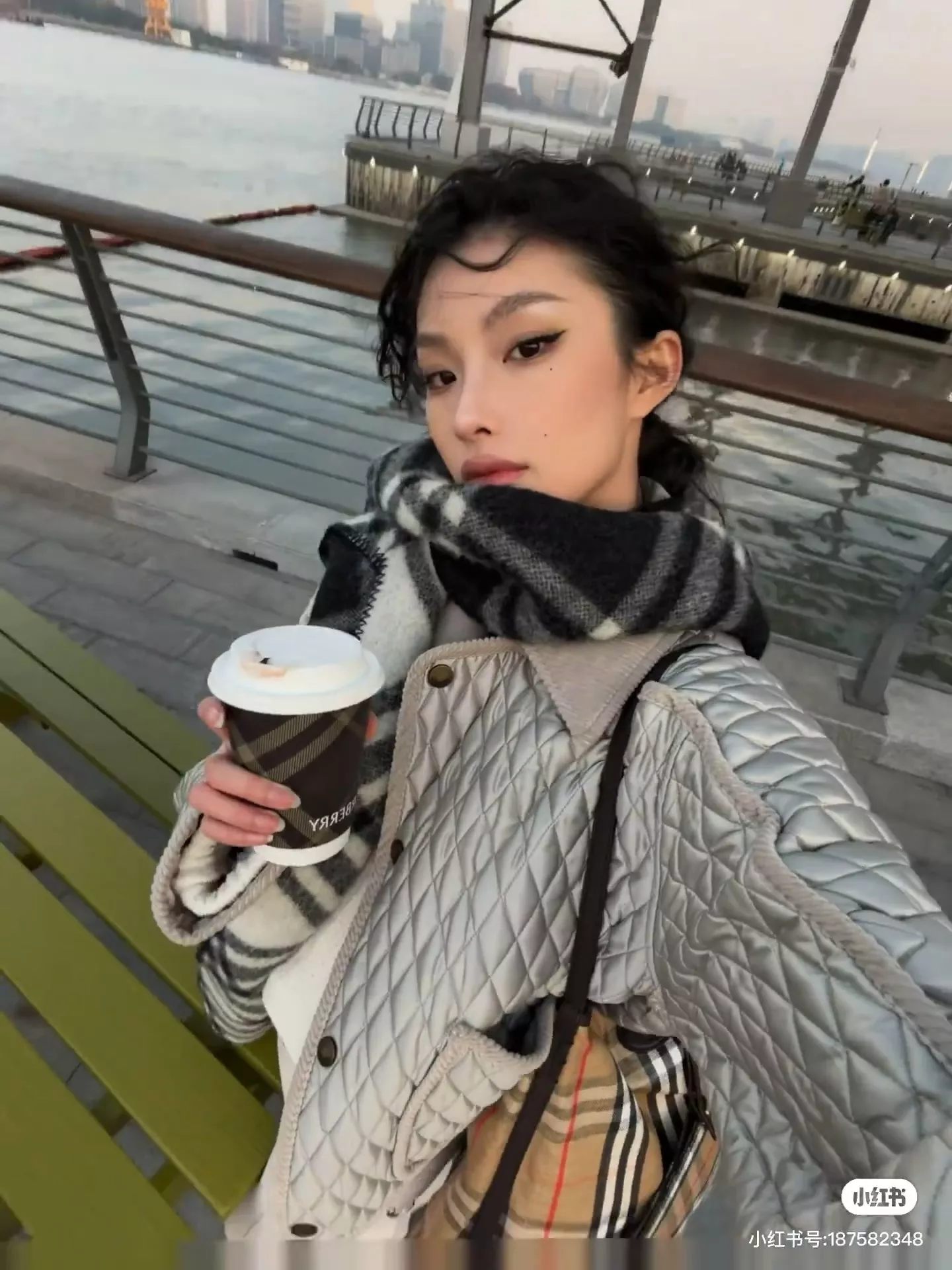 버버리 플로리스톤 여성 숏 퀼팅 나일론 패딩 재킷 상세 이미지 111