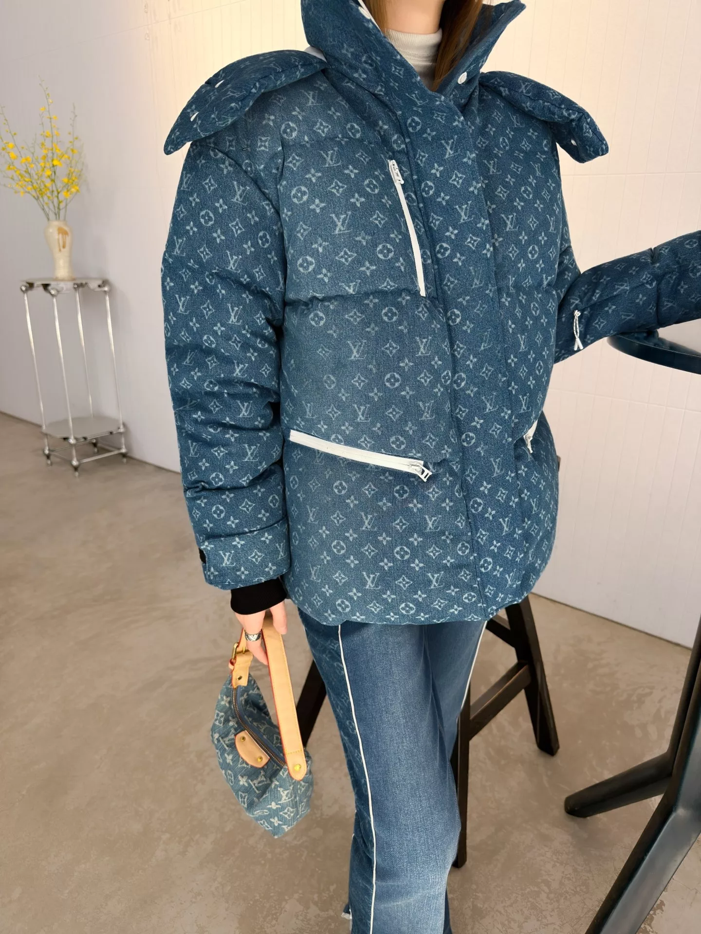 루이비통 모노그램 패널 하이웨이스트 마이크로 플레어 데님 팬츠 상세 이미지 34