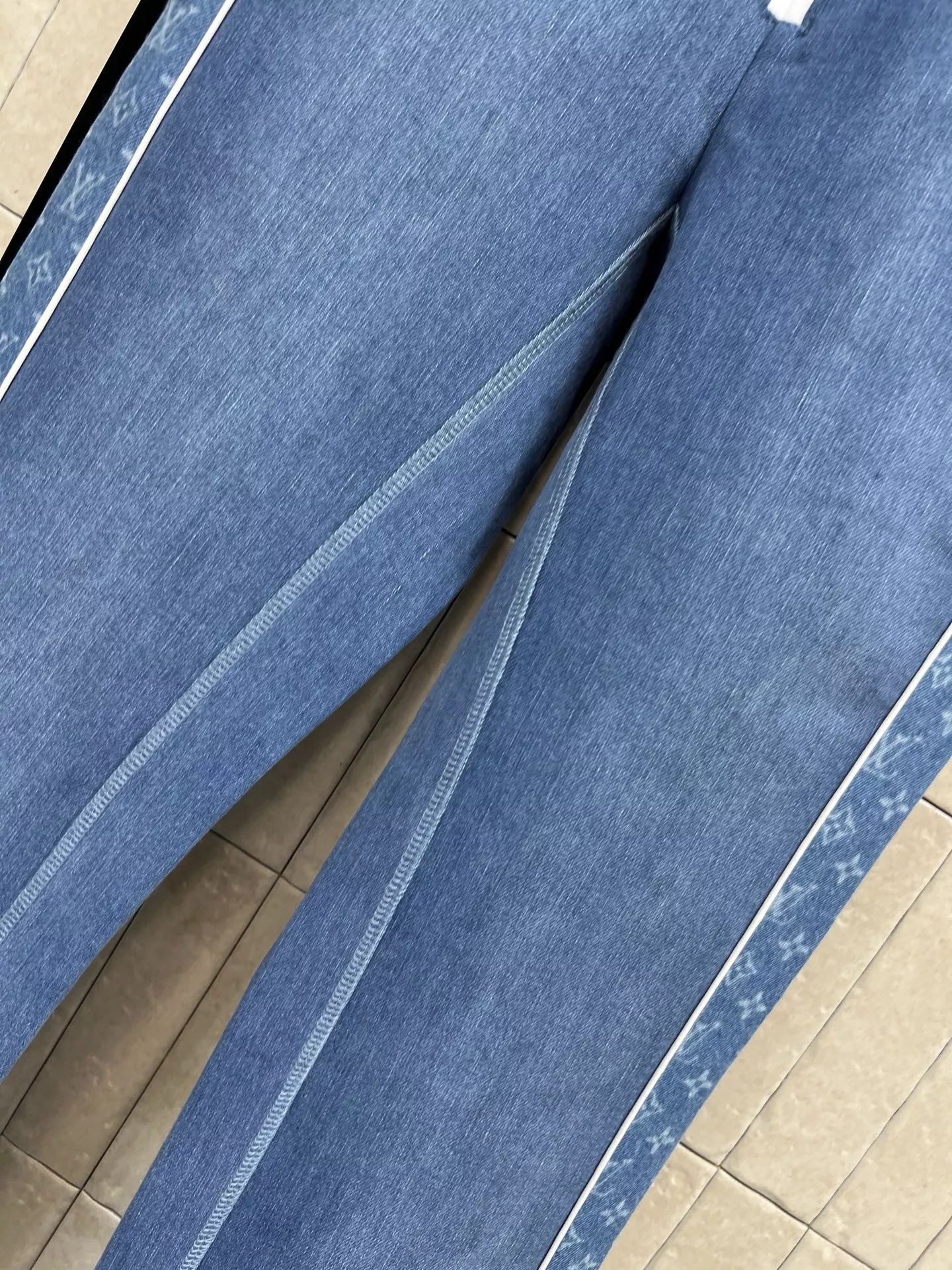 루이비통 모노그램 패널 하이웨이스트 마이크로 플레어 데님 팬츠 상세 이미지 3