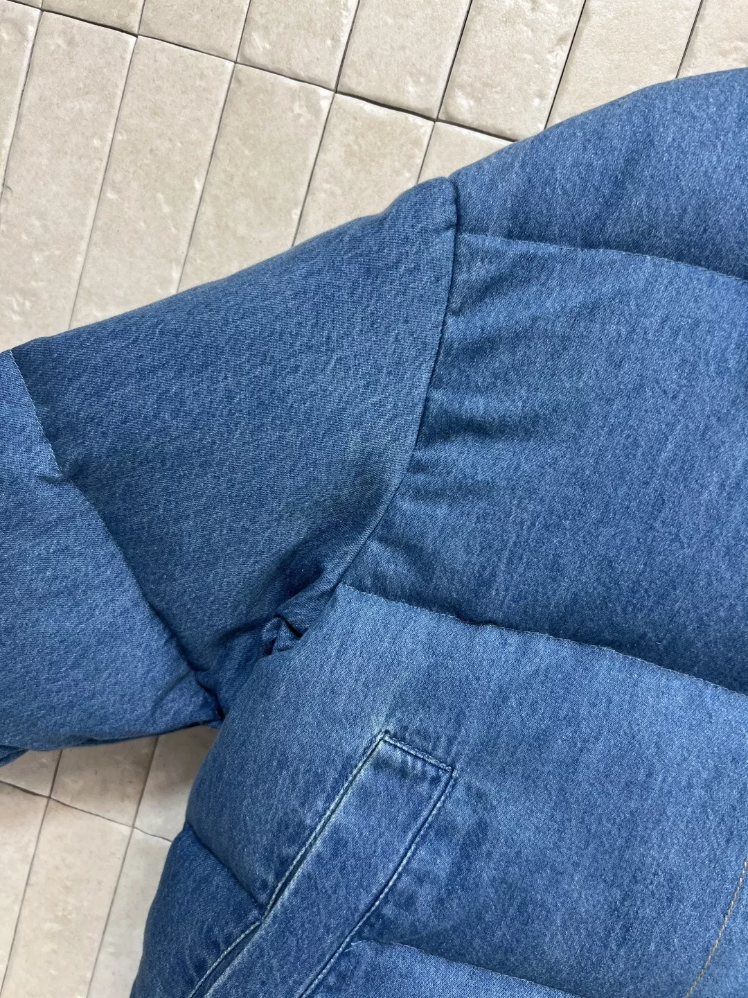 루이비통 데님 패치워크 하이넥 쇼트 다운 재킷 상세 이미지 4