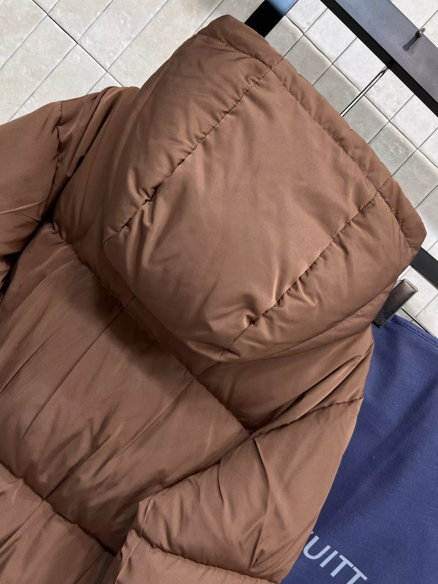 루이비통 브라운 숏 후드 다운 패딩 재킷 상세 이미지 8