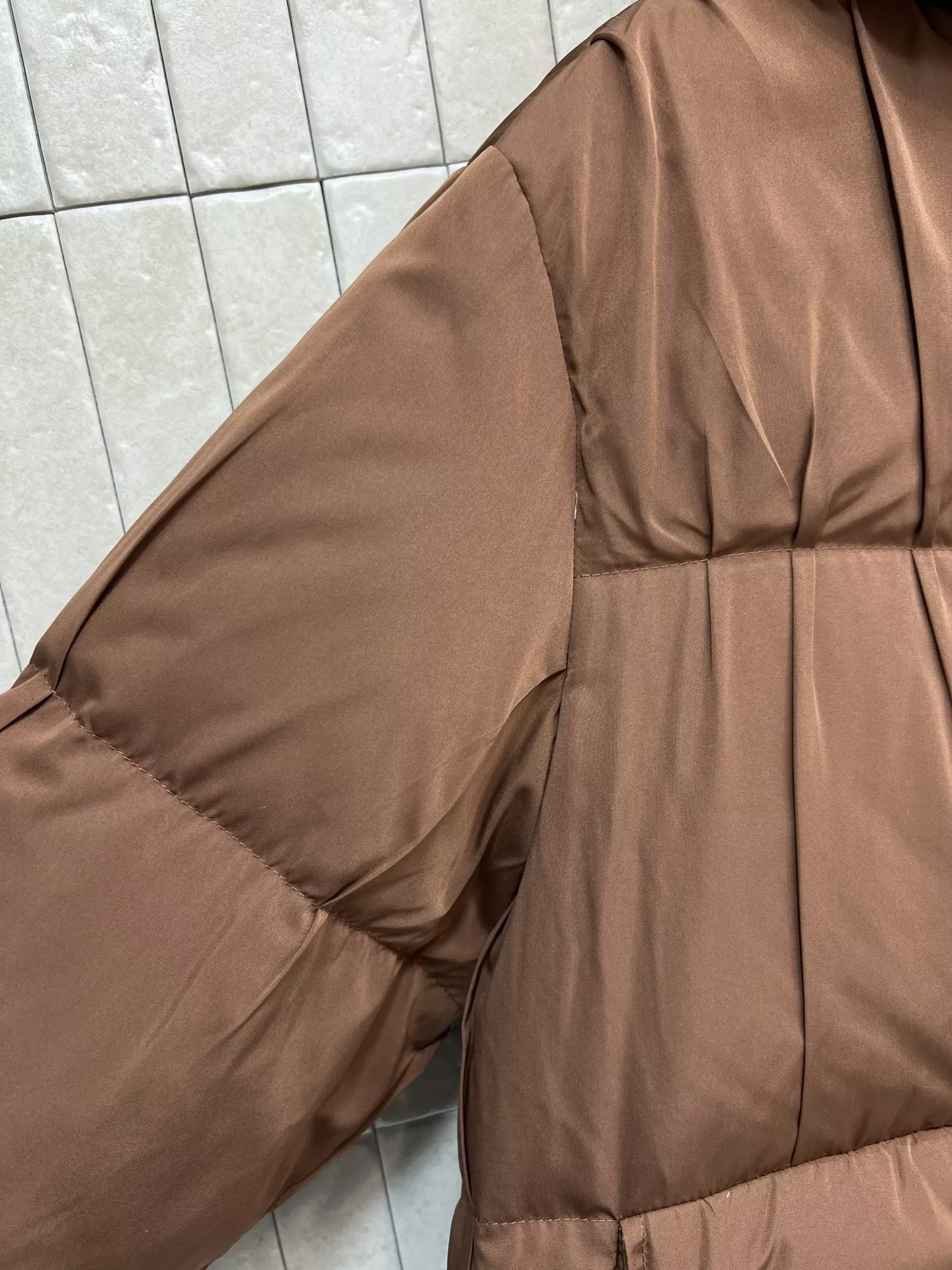 루이비통 브라운 숏 후드 다운 패딩 재킷 상세 이미지 4