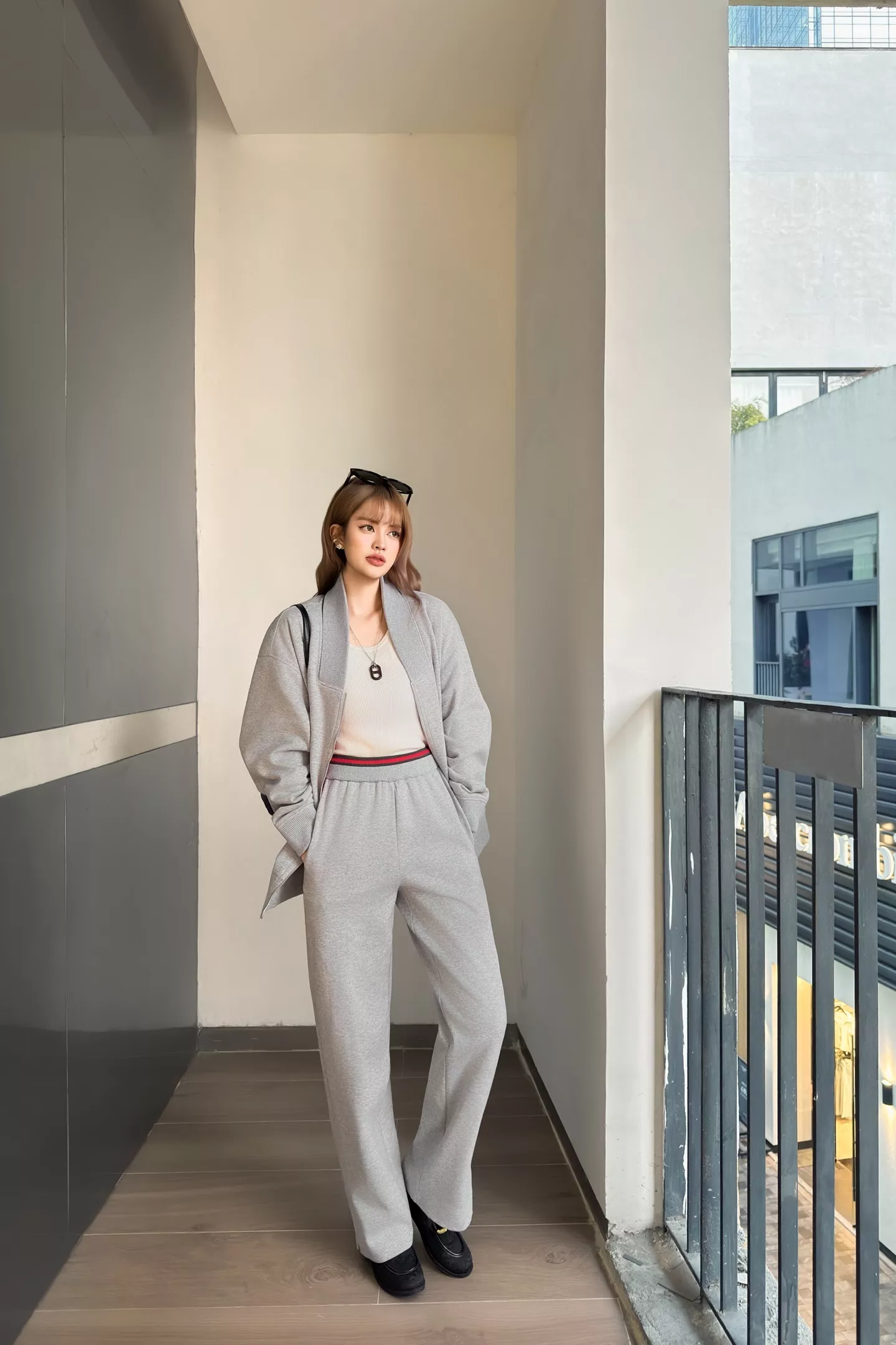 구찌 레드그린 웹 밴딩 웨이스트 그레이 스웻 팬츠 상세 이미지 18