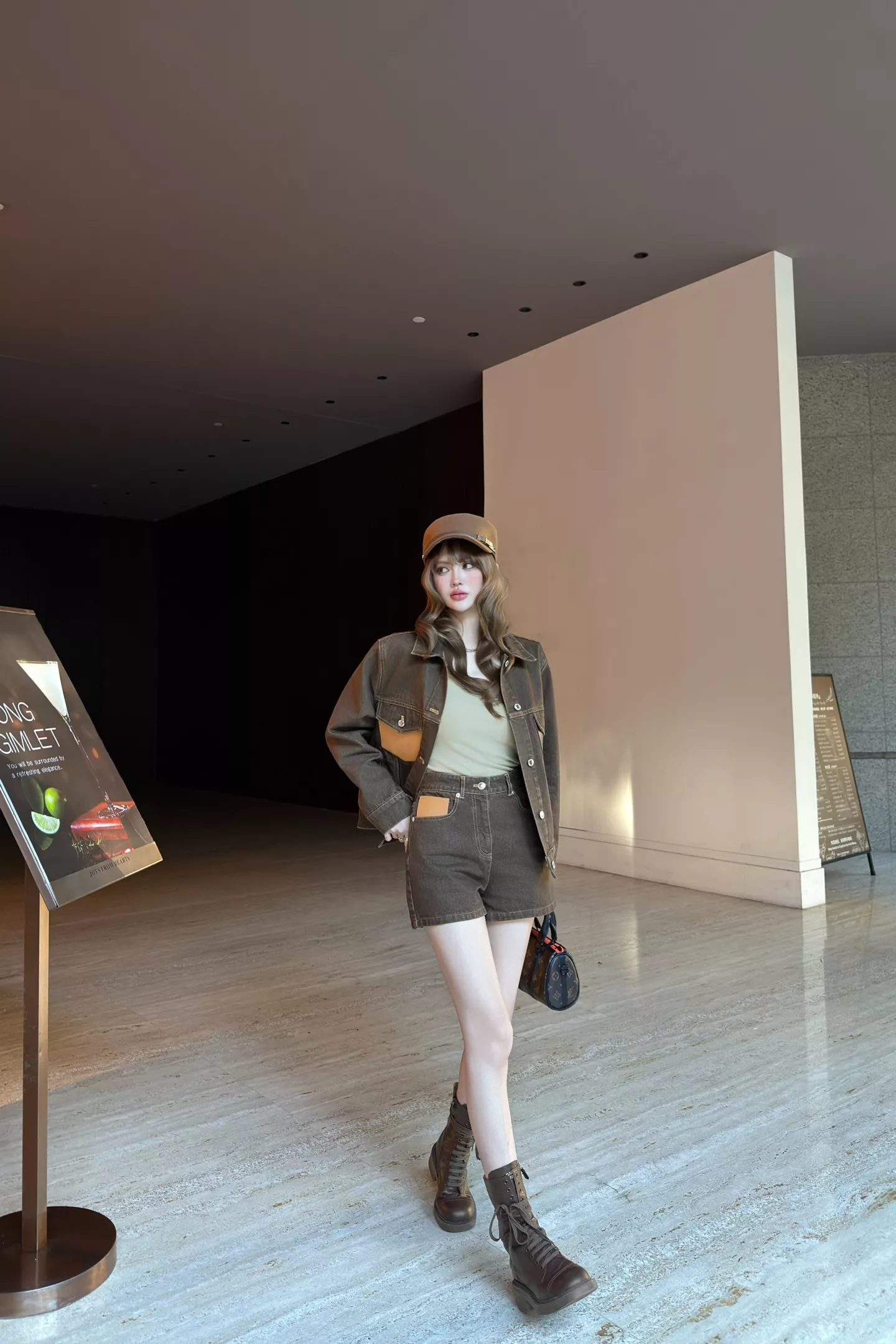 루이비통 모노그램 가죽 포켓 장식 하이웨스트 데님 쇼츠 상세 이미지 21