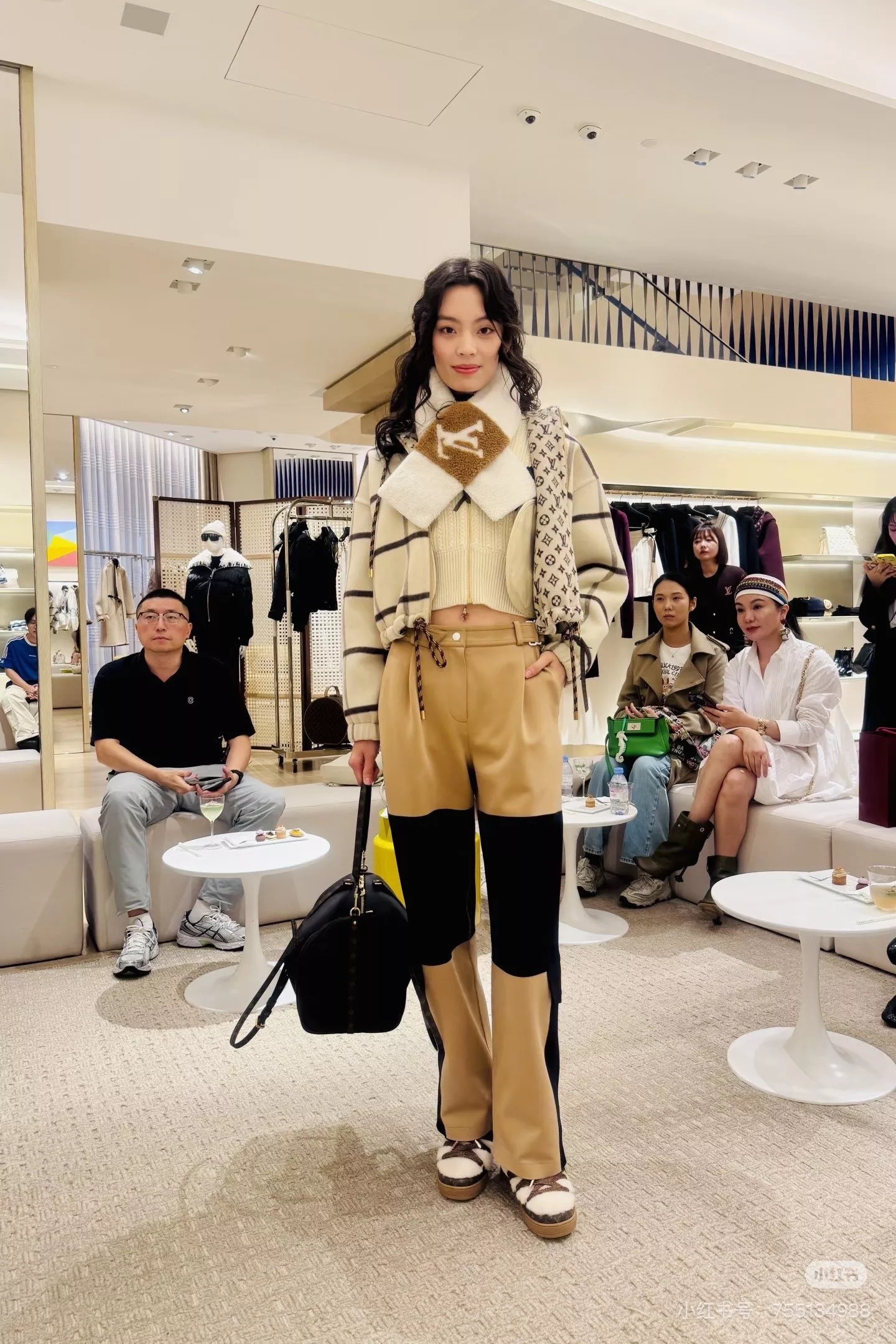 루이비통 25FW 투톤 배색 카고 팬츠 상세 이미지 24