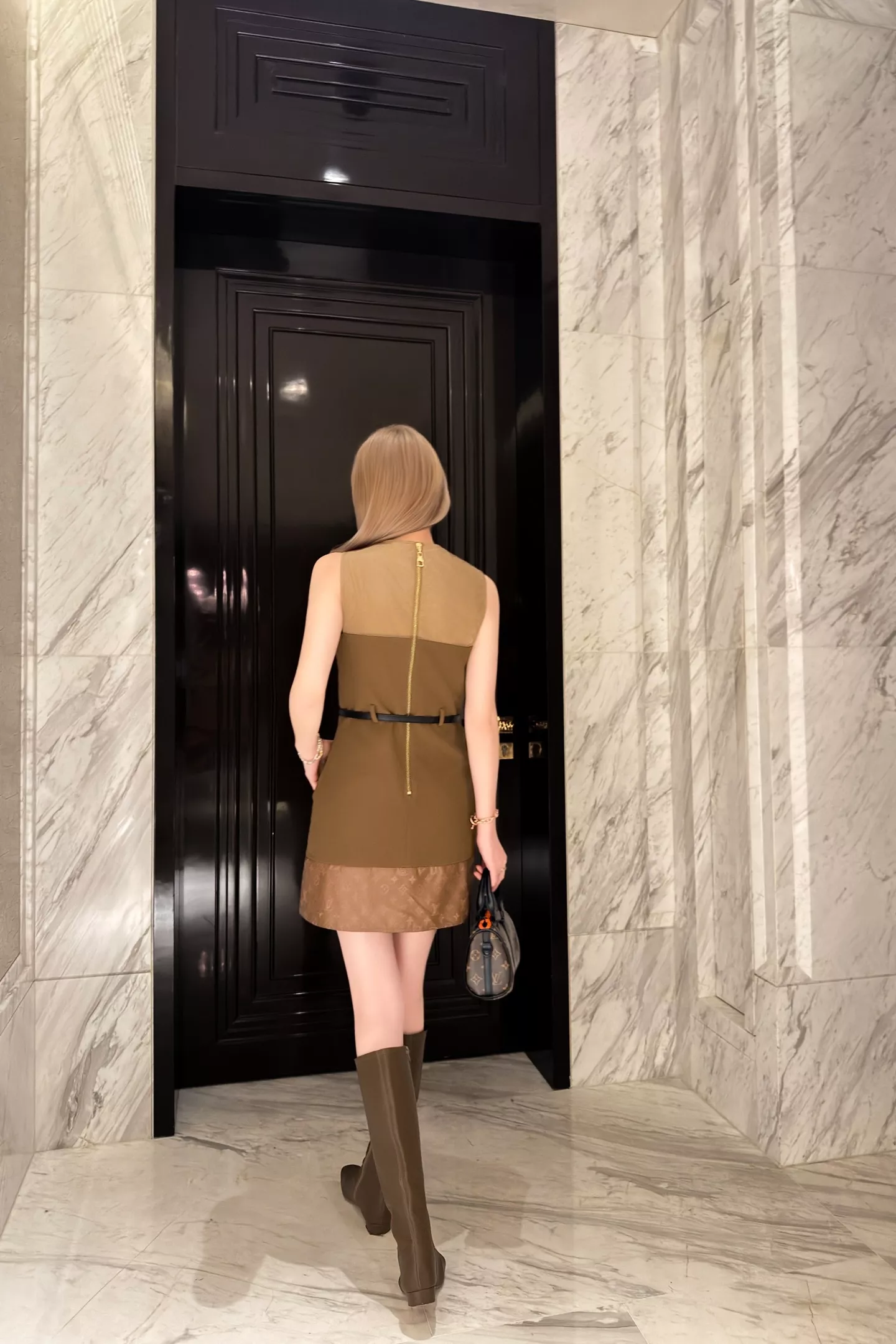 루이비통 브라운 모노그램 배색 슬리브리스 원피스 상세 이미지 20