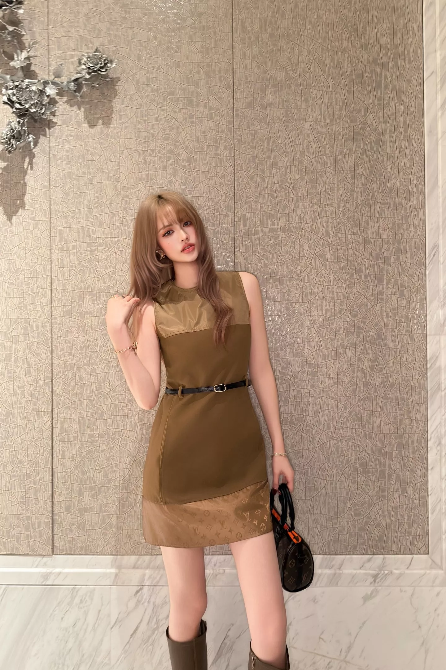 루이비통 브라운 모노그램 배색 슬리브리스 원피스 상세 이미지 19