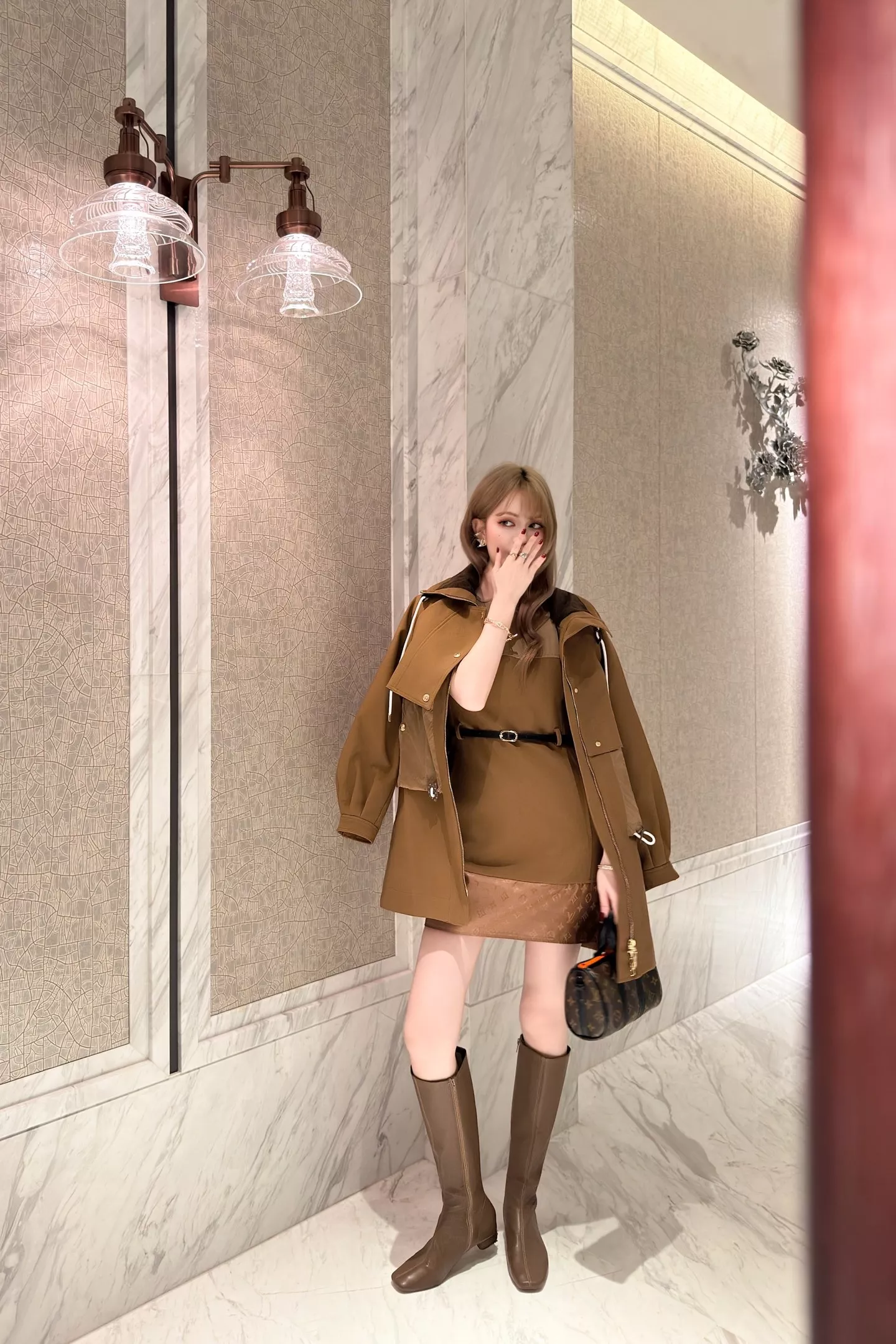 루이비통 브라운 모노그램 배색 슬리브리스 원피스 상세 이미지 25