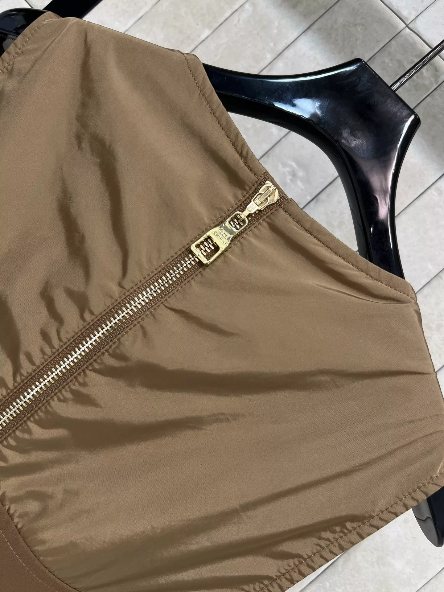 루이비통 브라운 모노그램 배색 슬리브리스 원피스 상세 이미지 7