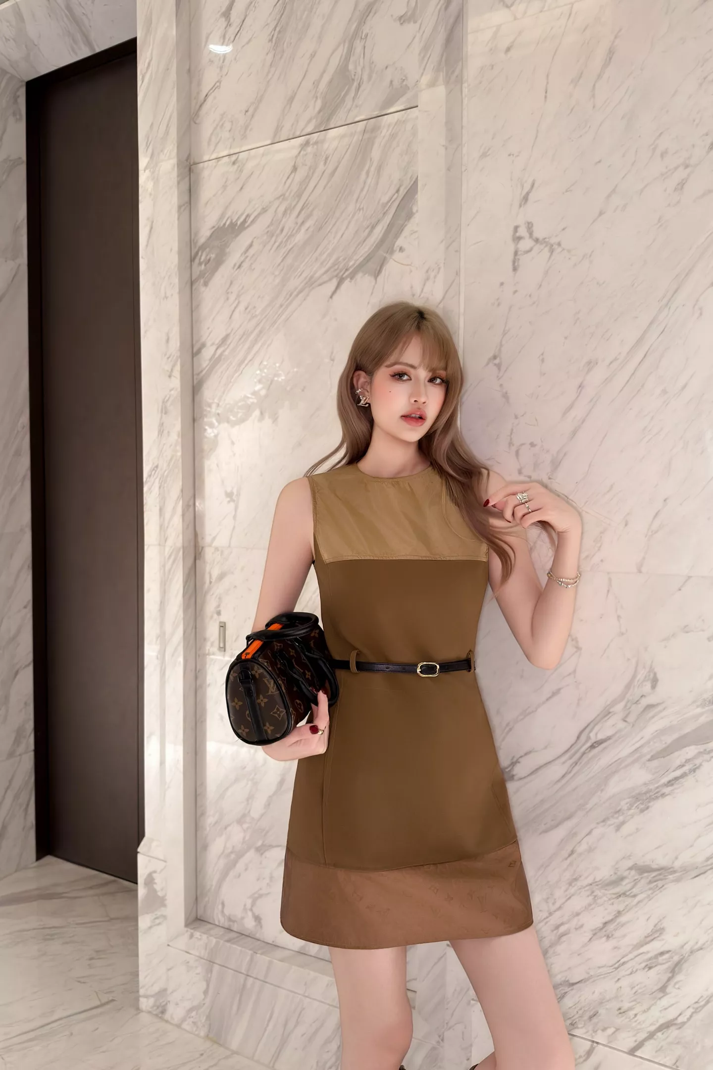 루이비통 브라운 모노그램 배색 슬리브리스 원피스 상세 이미지 22