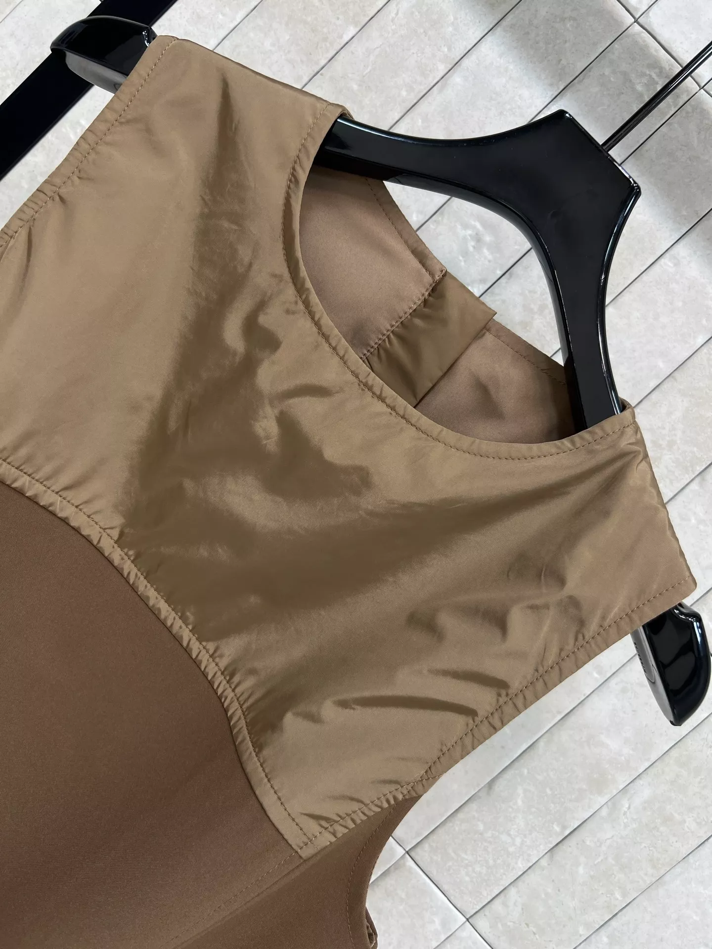 루이비통 브라운 모노그램 배색 슬리브리스 원피스 상세 이미지 2