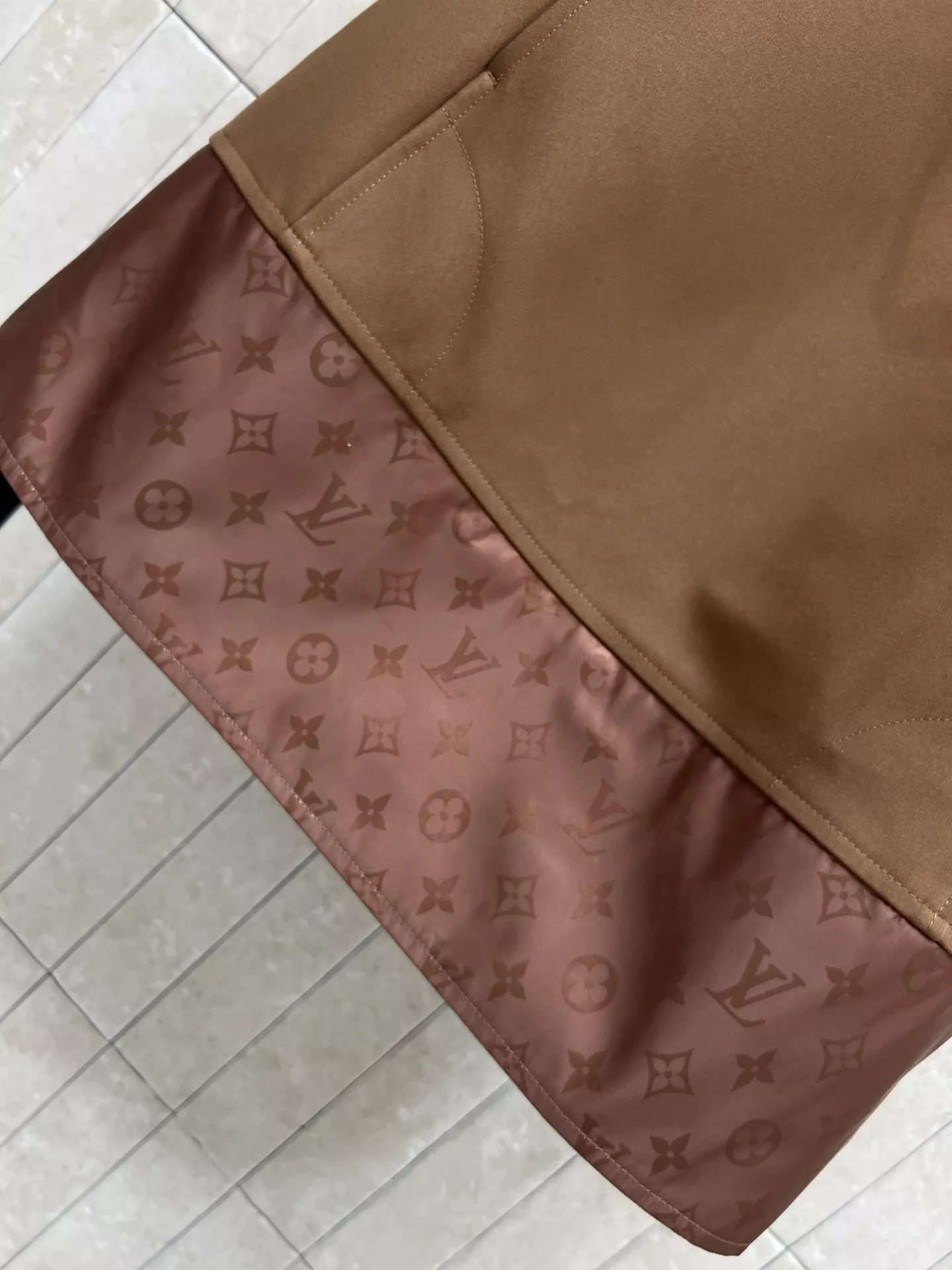 루이비통 브라운 모노그램 배색 슬리브리스 원피스 상세 이미지 4