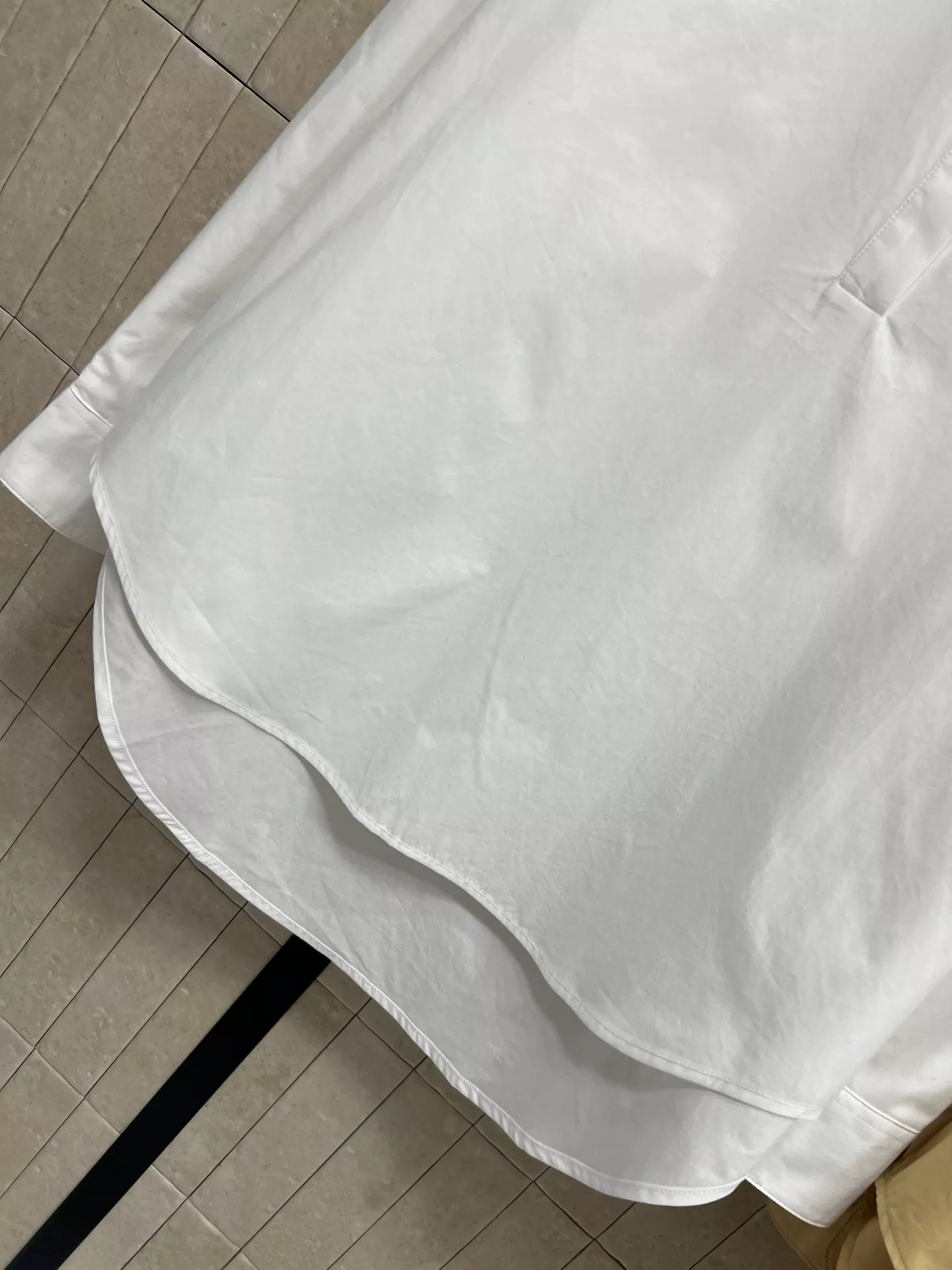 노브랜드 심플 카라 루즈핏 하프버튼 긴소매 셔츠 상세 이미지 3