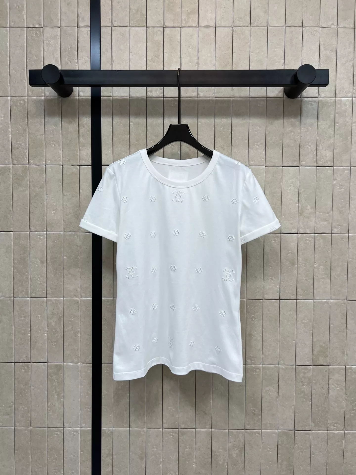 샤넬 더블C 펀칭 플라워 자수 코튼 반소매 티셔츠 상세 이미지 1
