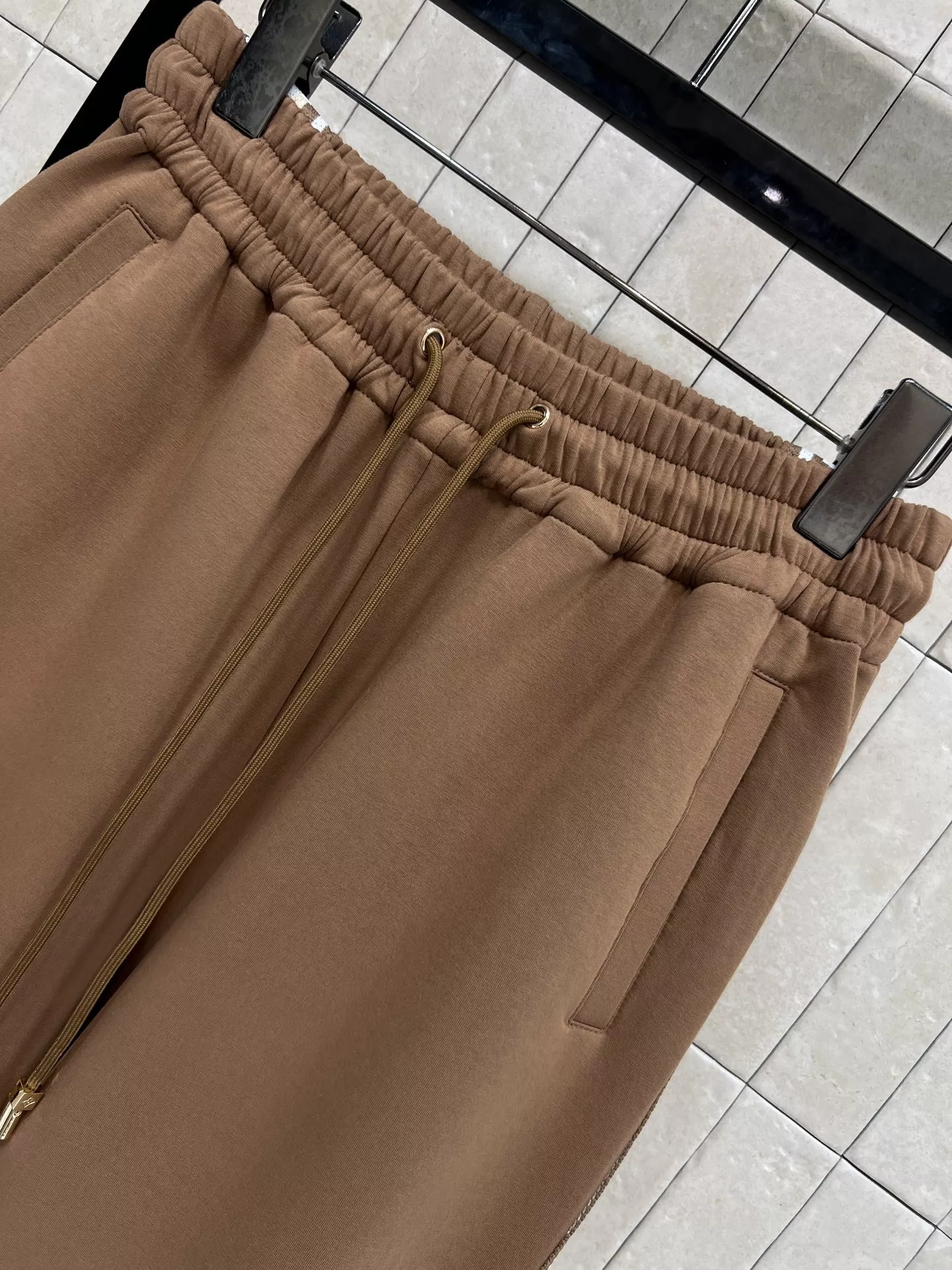 루이비통 측면 로고 스트라이프 드로스트링 브라운 팬츠 상세 이미지 2