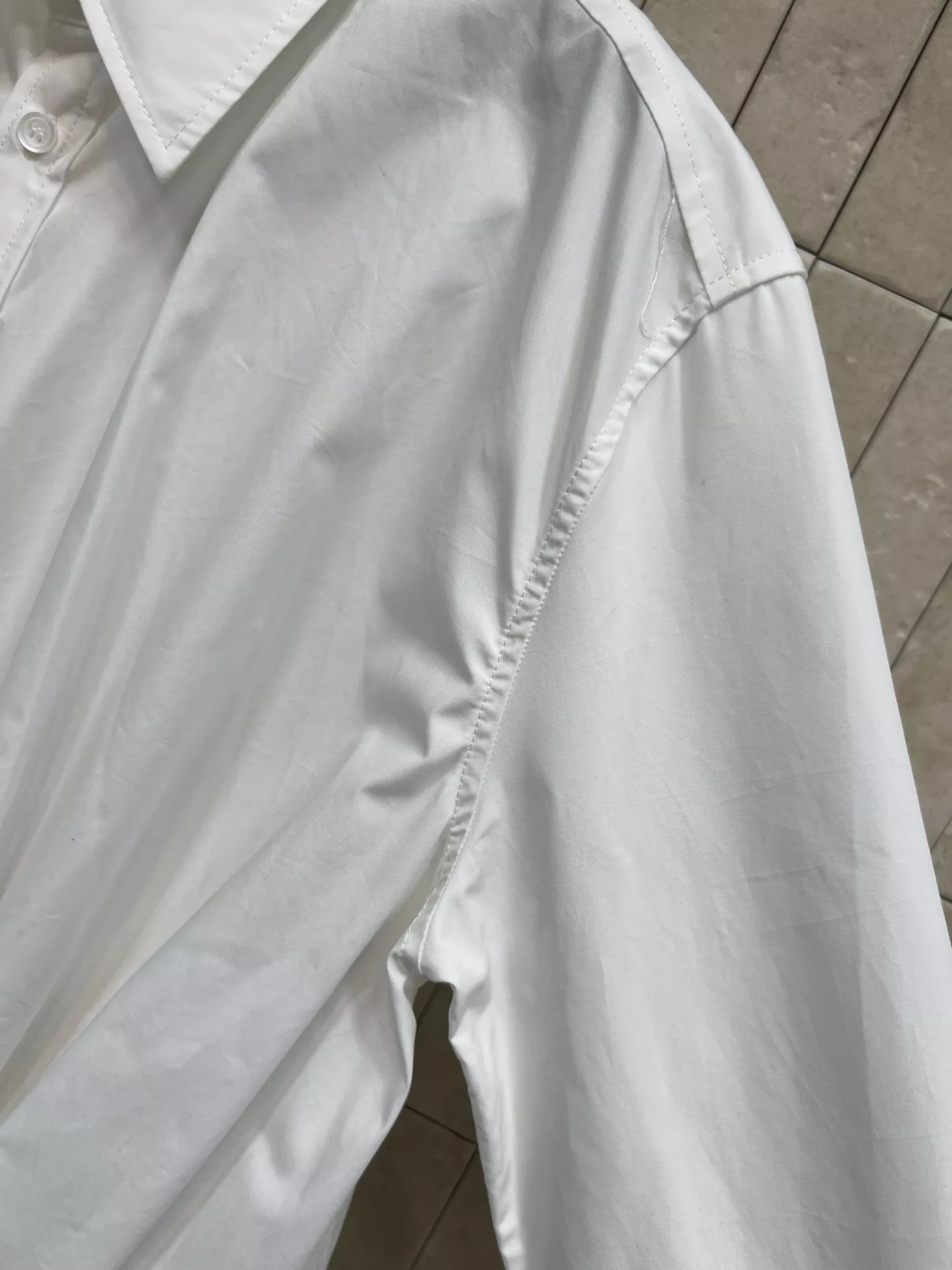 노브랜드 허리 벨트 디테일 슬림핏 카라 셔츠 상세 이미지 5