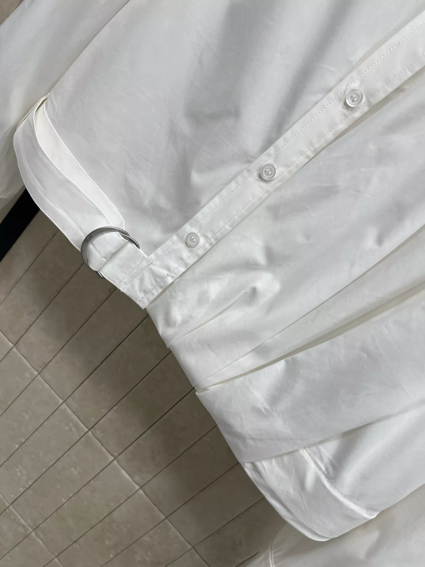 노브랜드 허리 벨트 디테일 슬림핏 카라 셔츠 상세 이미지 4