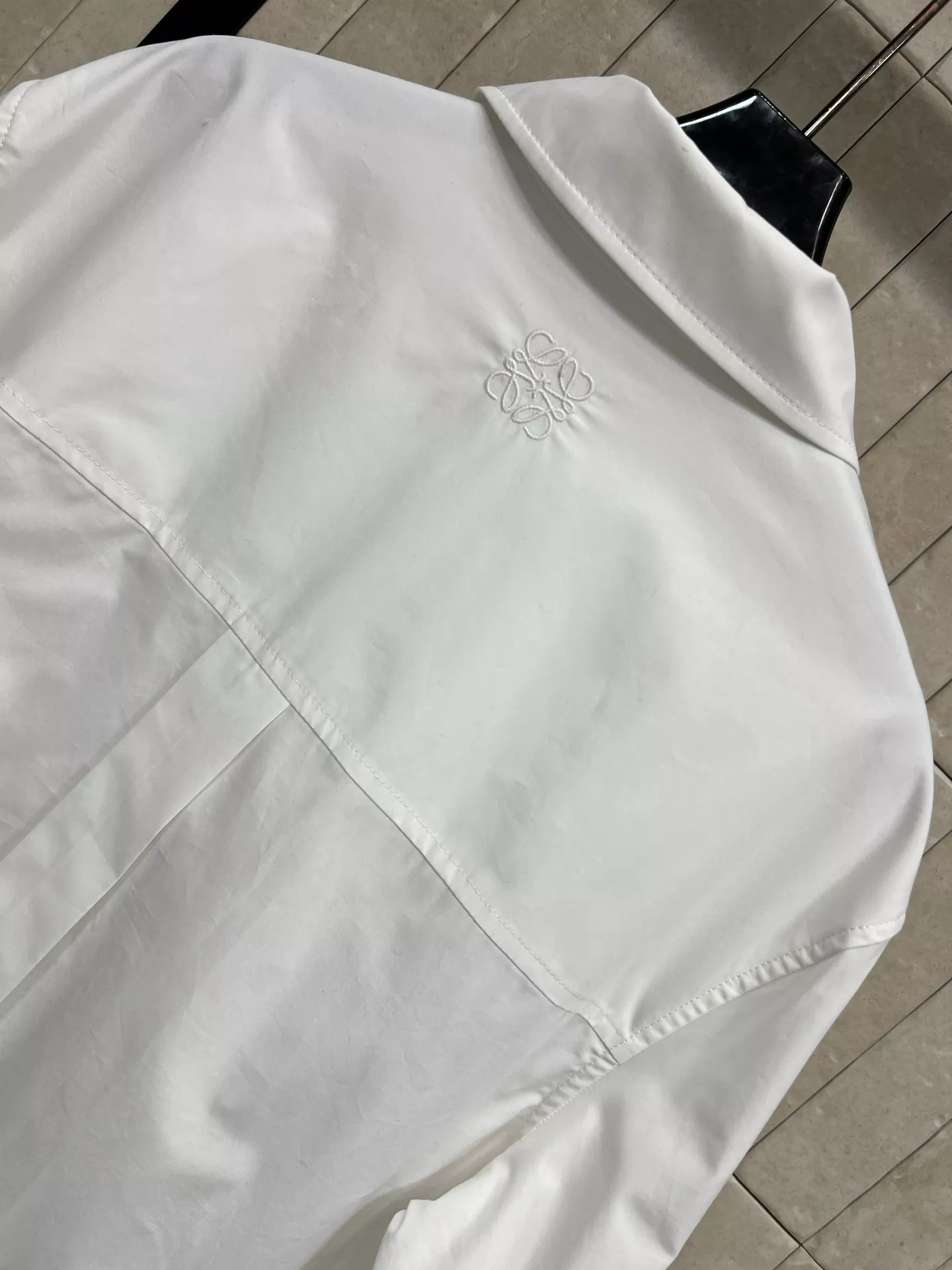 노브랜드 허리 벨트 디테일 슬림핏 카라 셔츠 상세 이미지 8