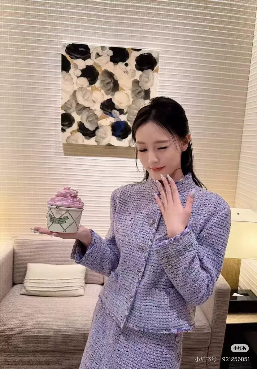 샤넬 26초봄 퍼플 트위드 스팽글 쇼트 자켓 상세 이미지 19
