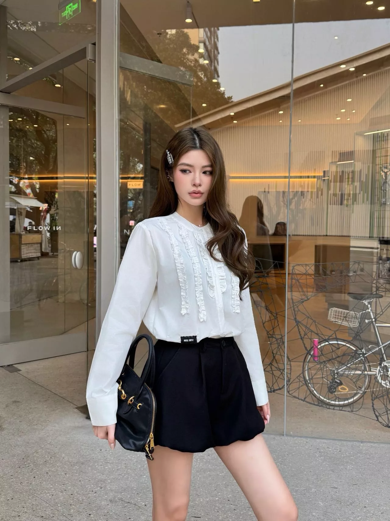 미우미우 26SS 궁중풍 입체 프릴 라운드넥 화이트 셔츠 상세 이미지 12