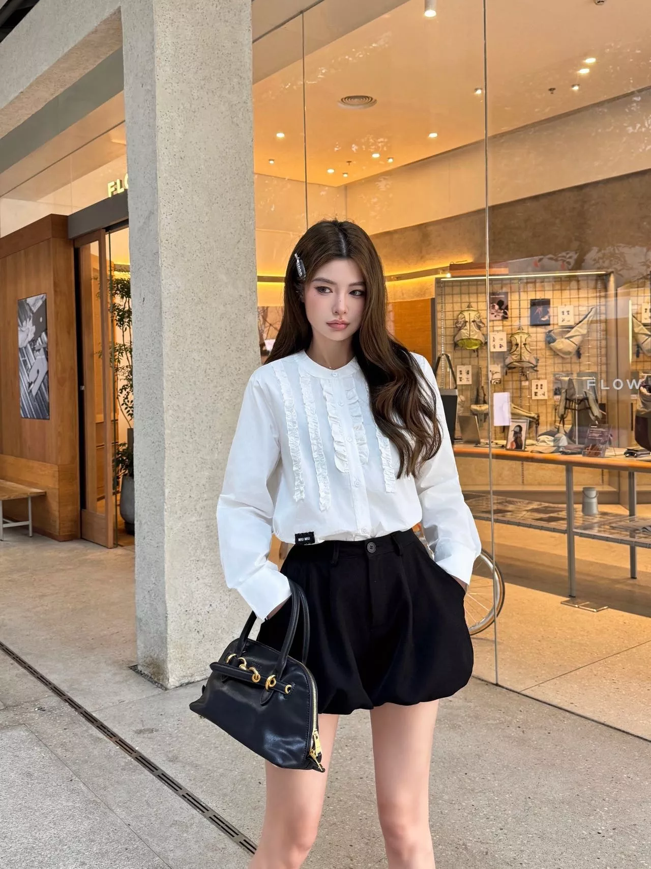 미우미우 26SS 궁중풍 입체 프릴 라운드넥 화이트 셔츠 상세 이미지 11