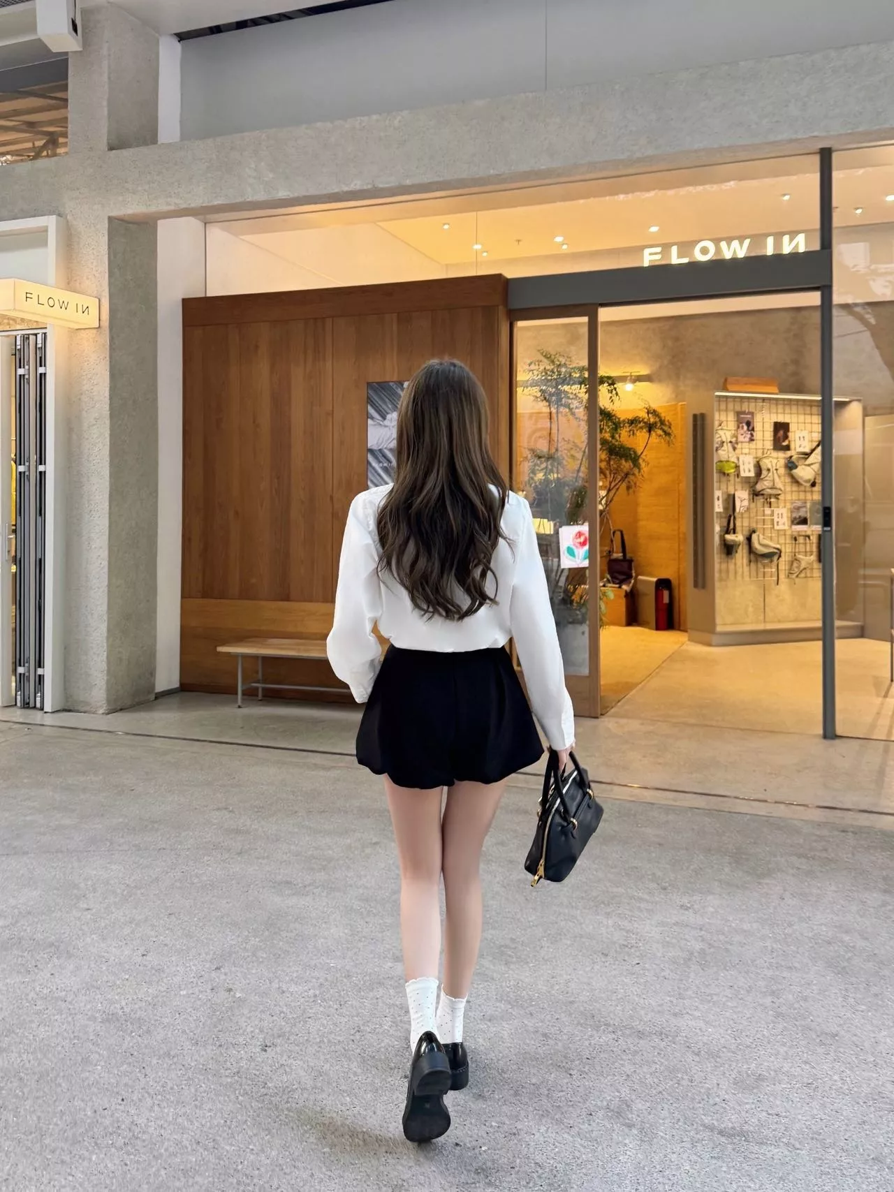 미우미우 26SS 궁중풍 입체 프릴 라운드넥 화이트 셔츠 상세 이미지 16