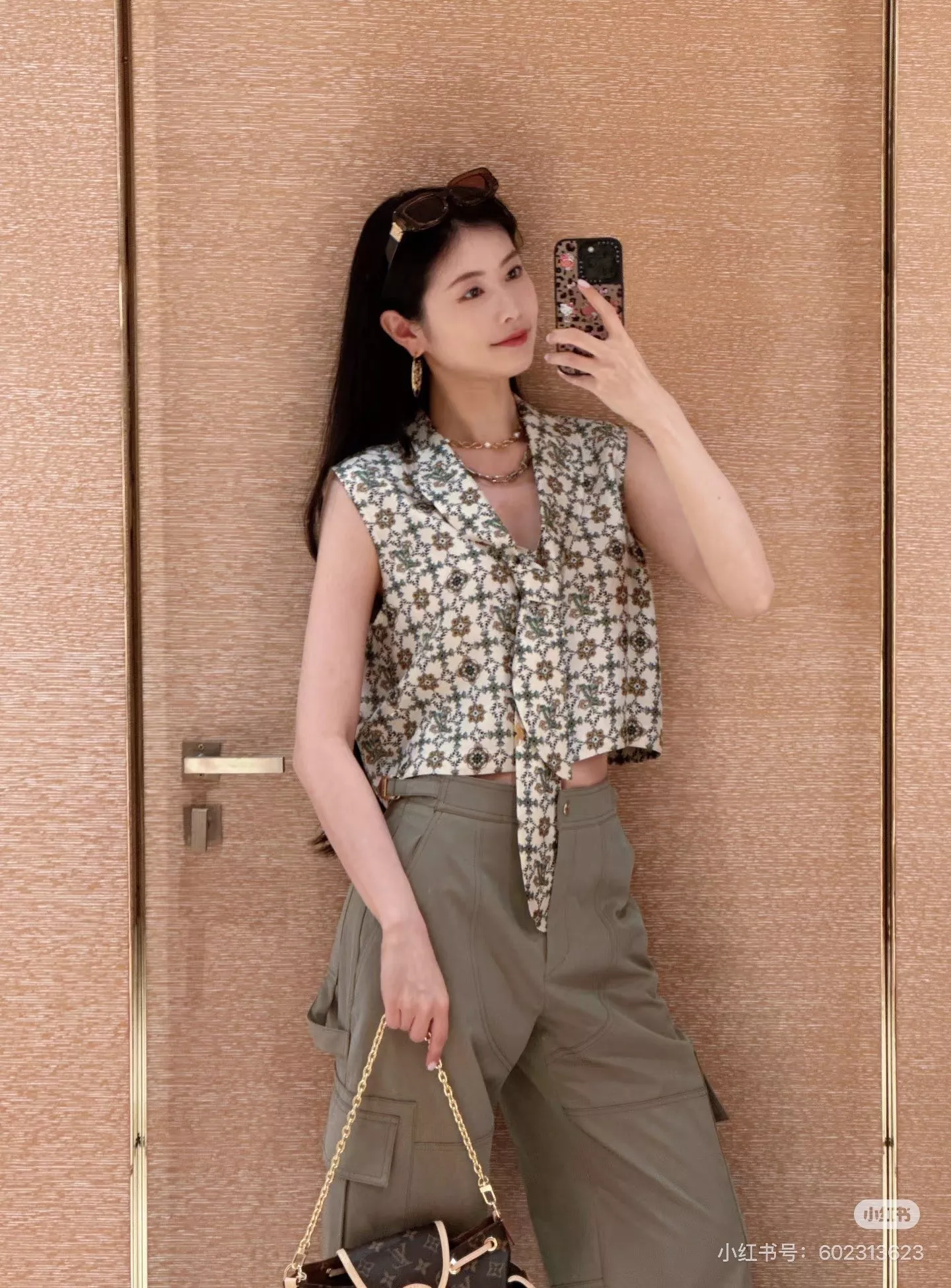 루이비통 26SS 카키 멀티포켓 하이웨이스트 카고 팬츠 상세 이미지 15