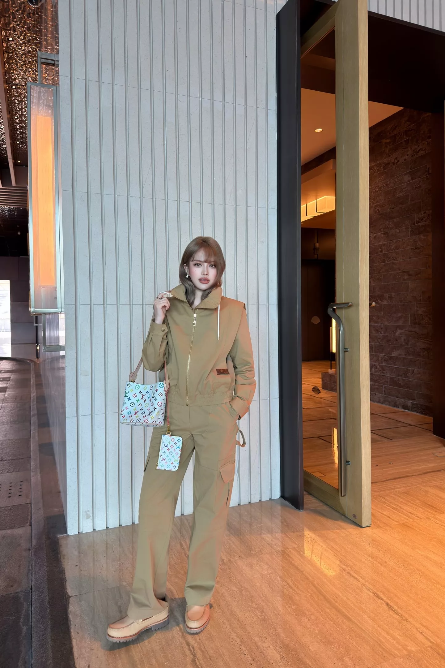 루이비통 26SS 카키 멀티포켓 하이웨이스트 카고 팬츠 상세 이미지 38