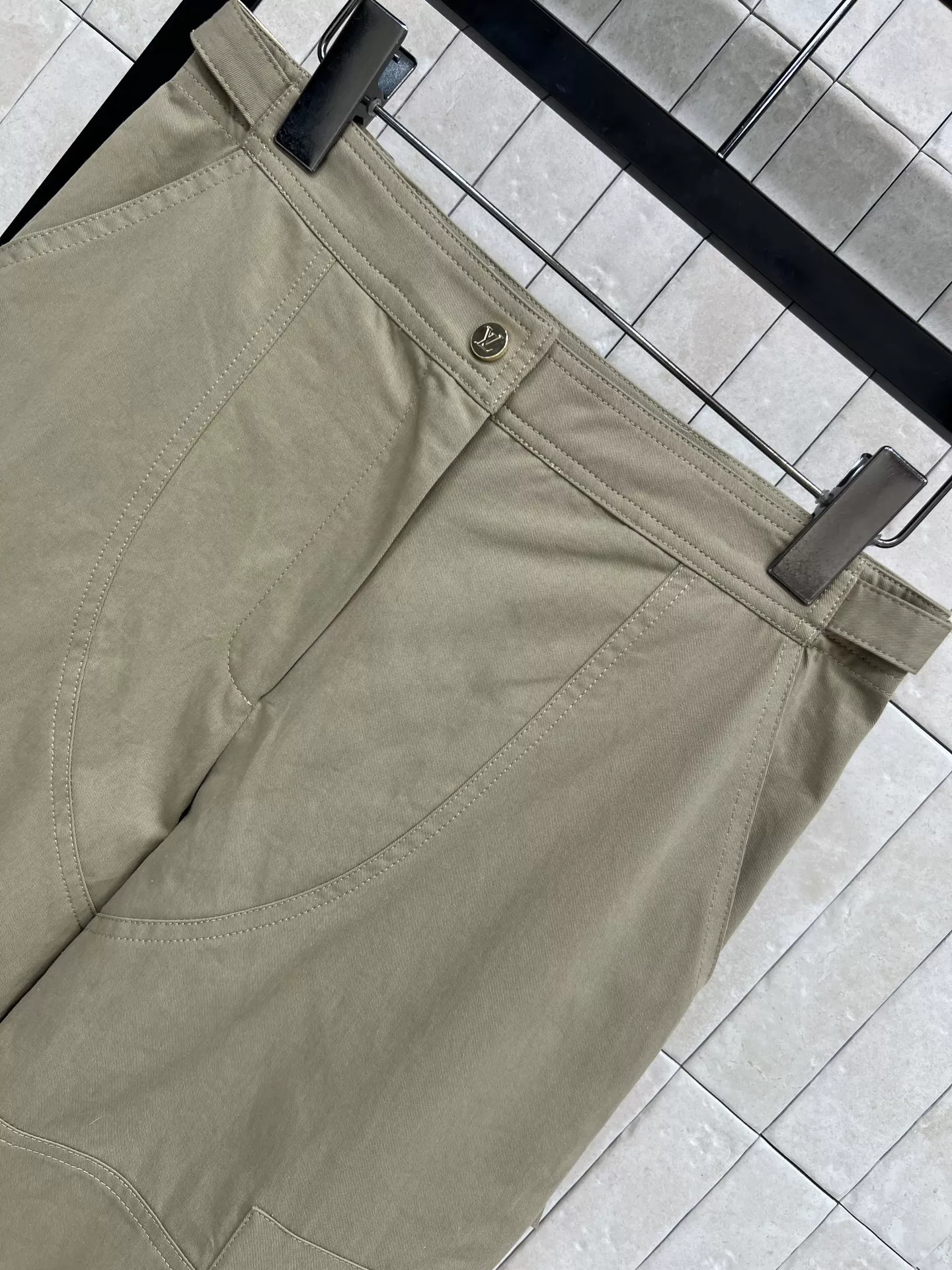 루이비통 26SS 카키 멀티포켓 하이웨이스트 카고 팬츠 상세 이미지 2